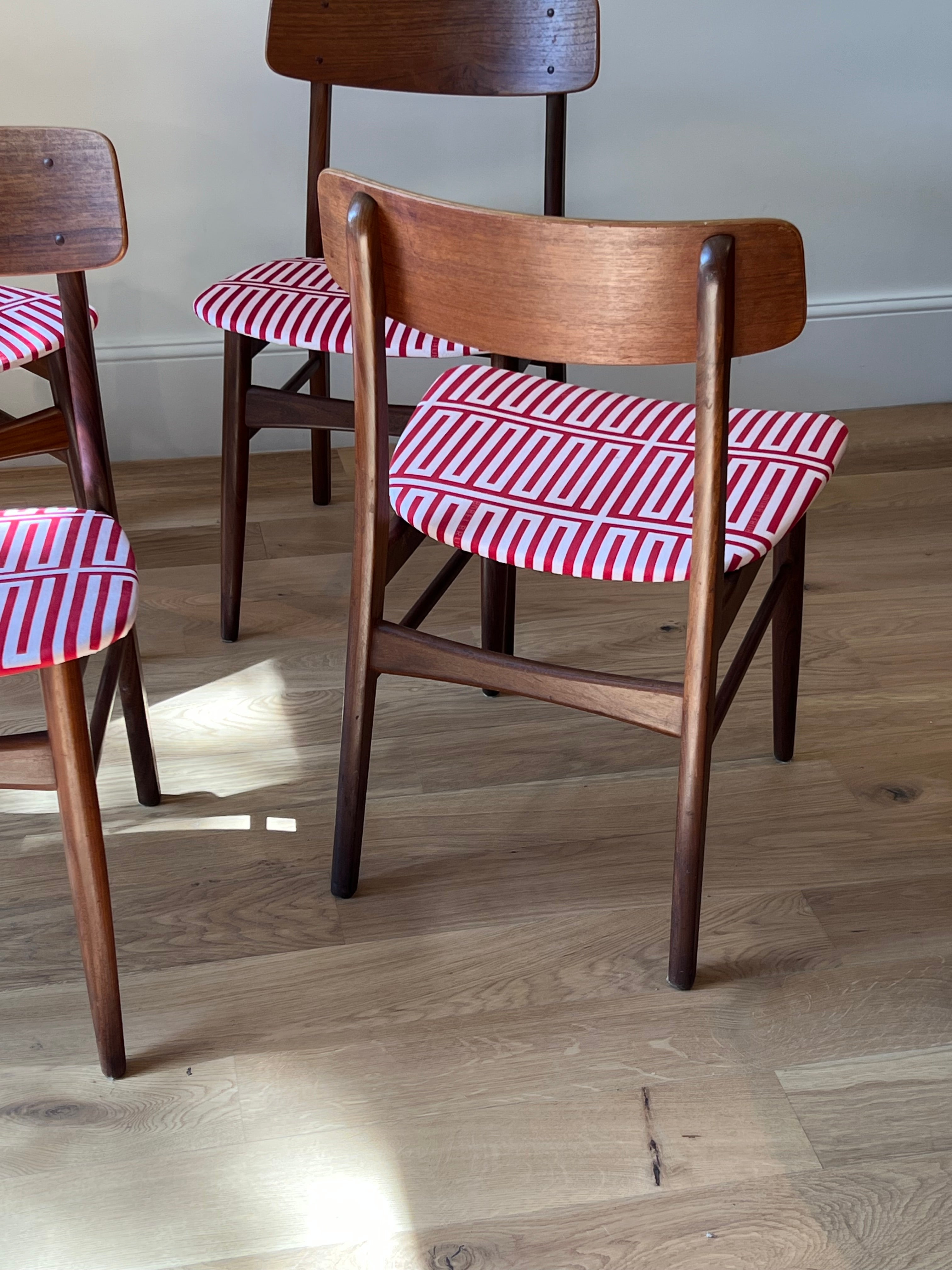 Suite de 4 chaises scandinaves « Willow » – Tissu Babel Brune