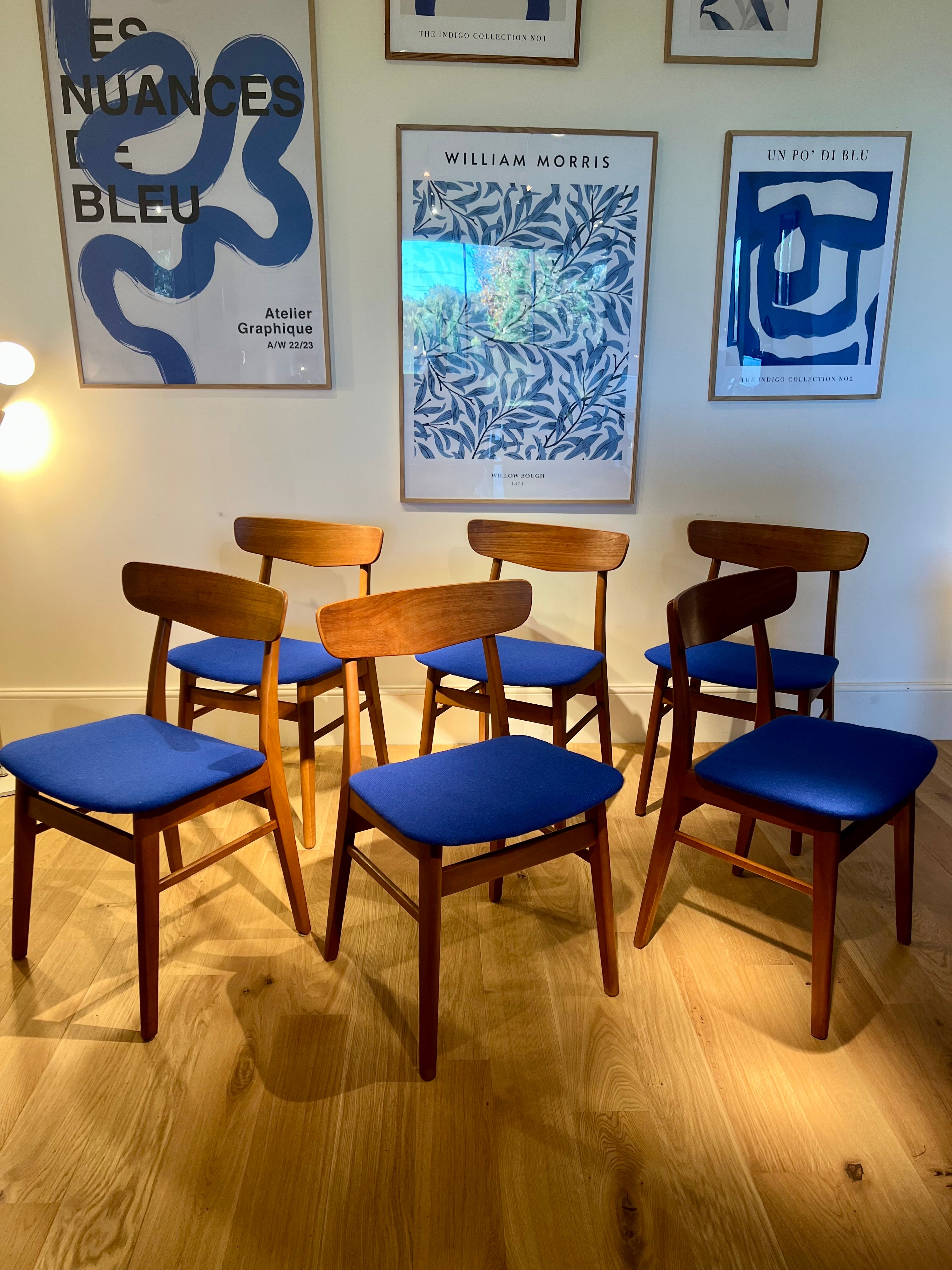 Suite de 6 chaises scandinaves vintage Greta en lainage bleu éléctrique