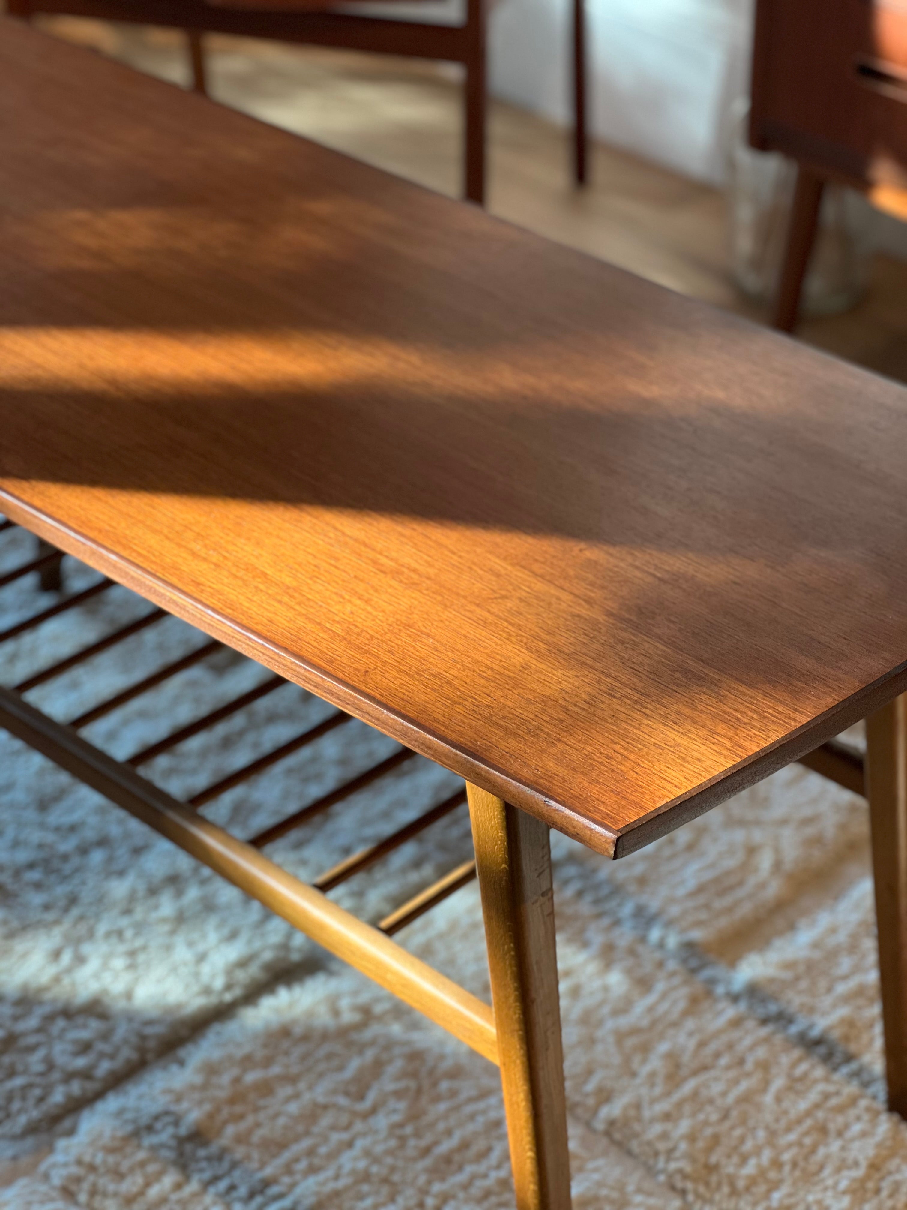 Table basse scandinave vintage en teck avec étagère "Ingrid"