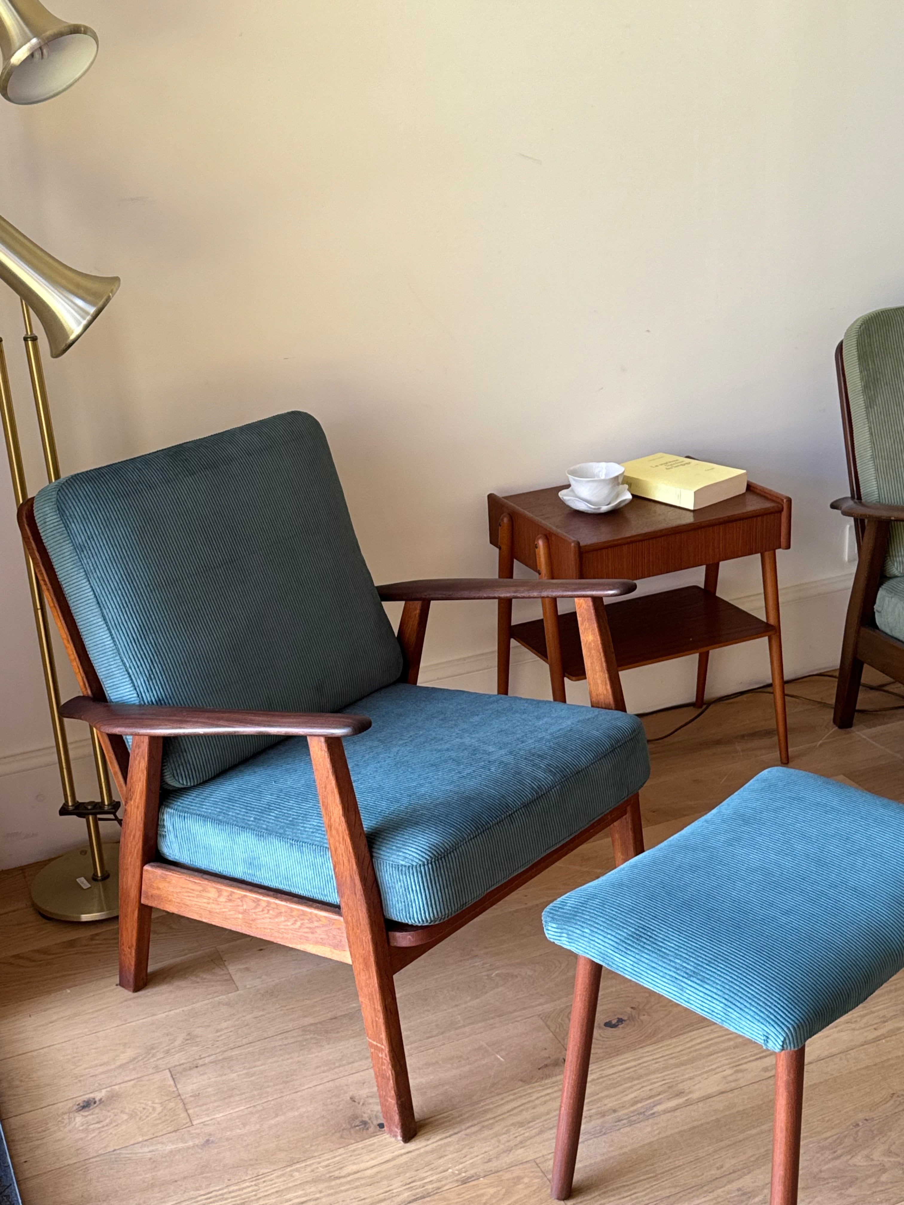 Fauteuil scandinave vintage en teck et velours petites côtes bleu canard – "Eirik"