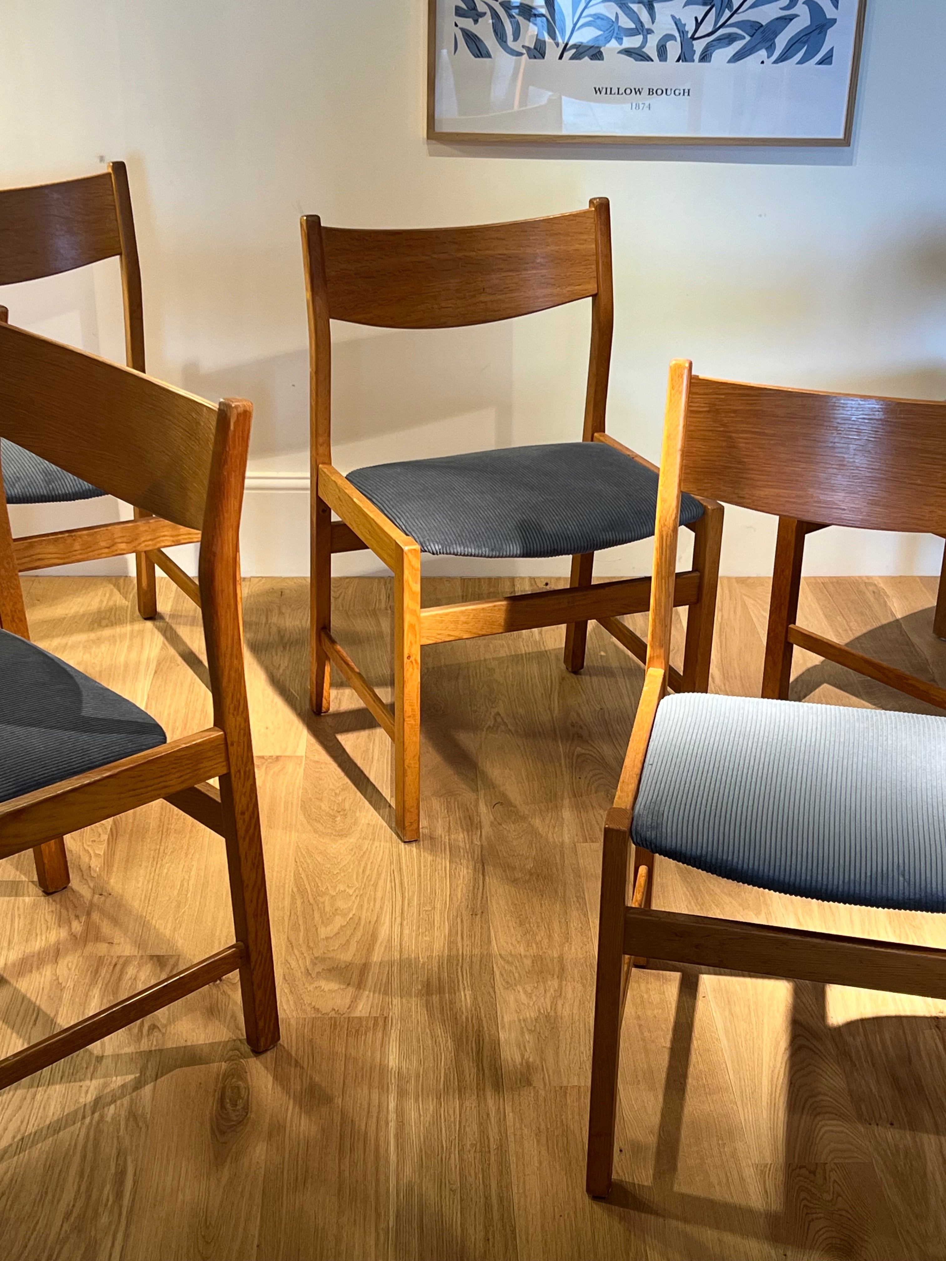 Chaise vintage en chêne retapissée en velours côtelé bleu gris (5 chaises disponibles)