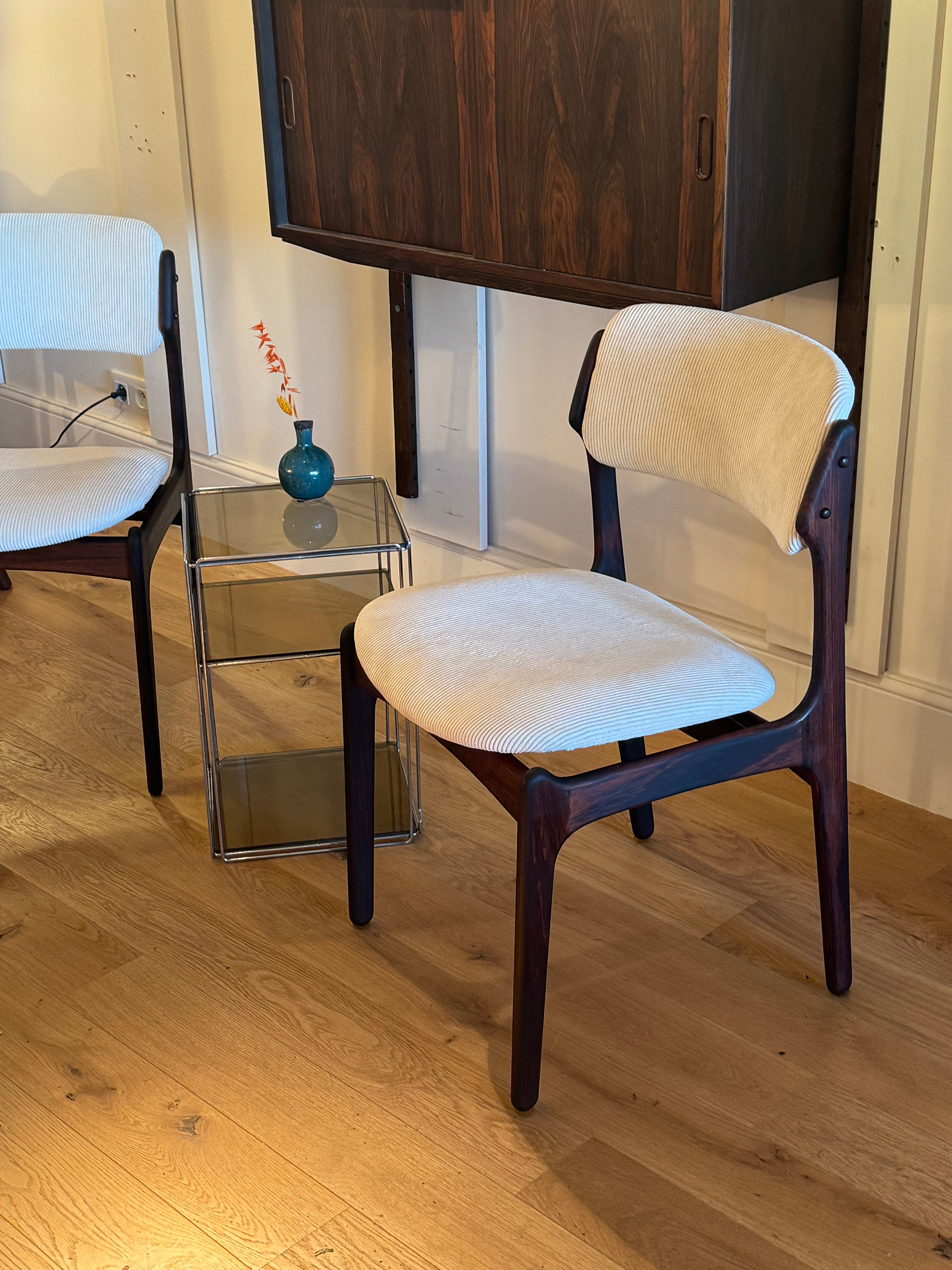 Paire de chaises scandinaves vintage Erik Buch modèle 49 en velours crème