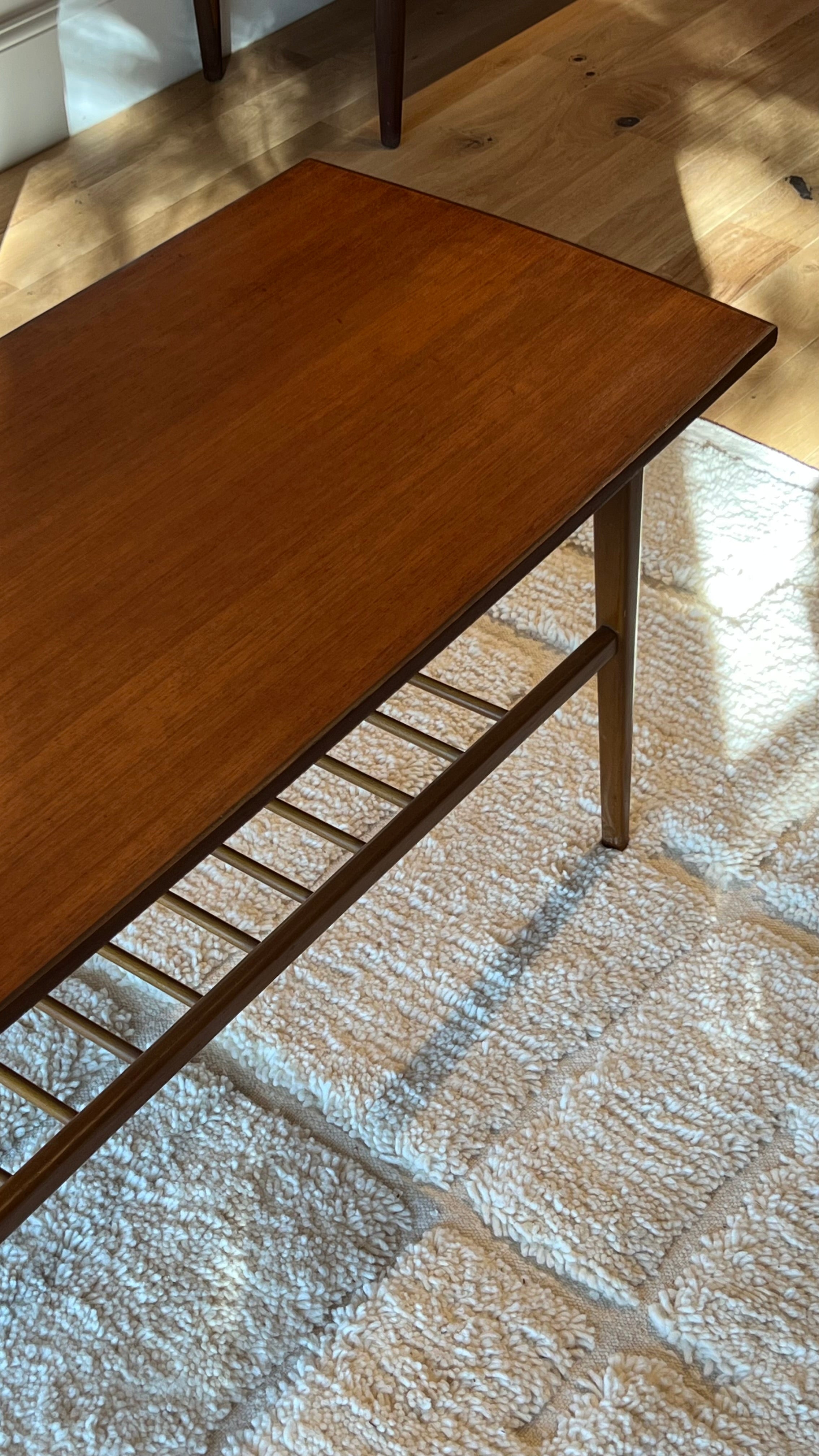Table basse scandinave vintage en teck avec étagère "Ingrid"