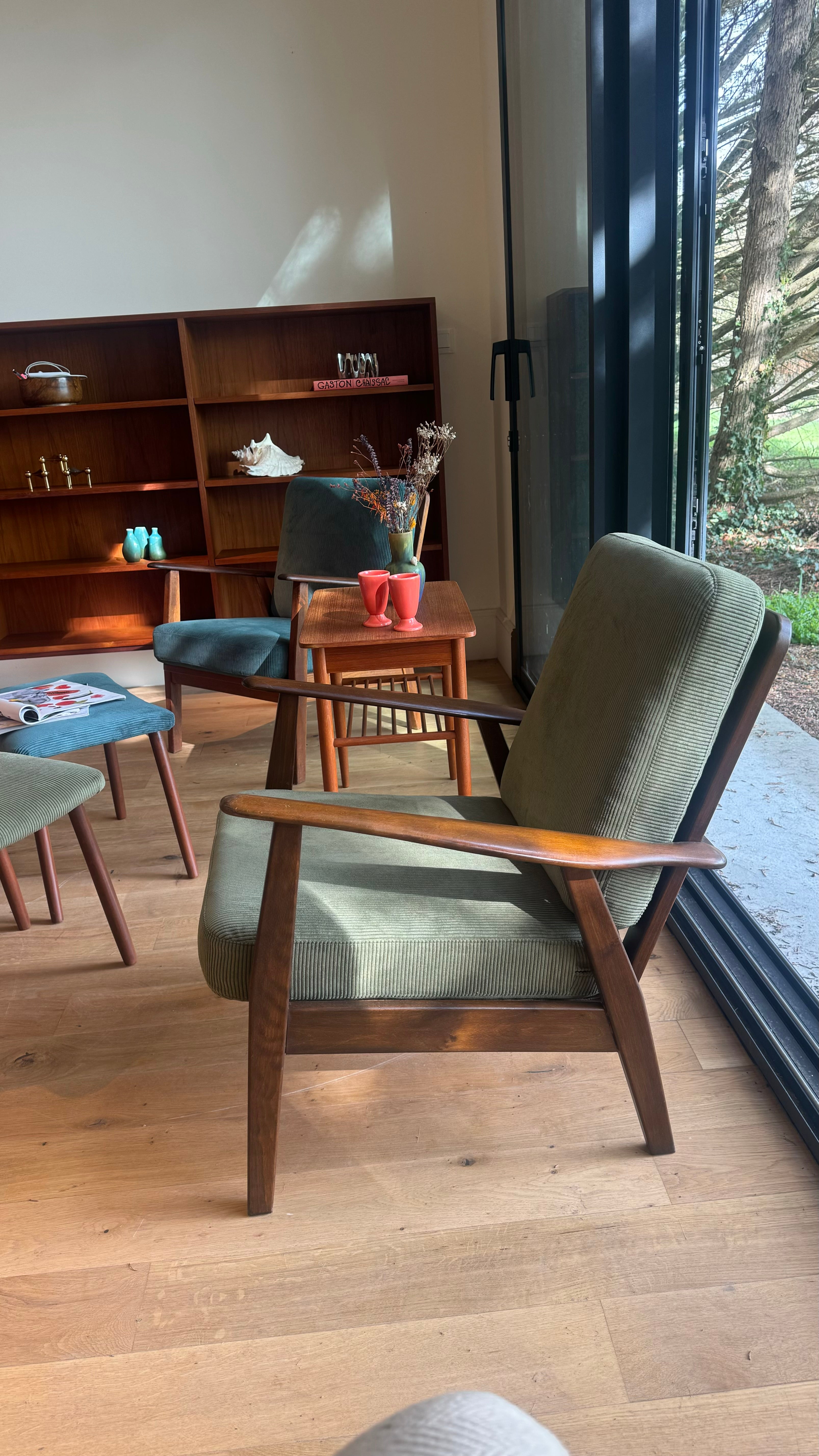 Fauteuil scandinave vintage en teck et velours petites côtes vert – "Alrik"