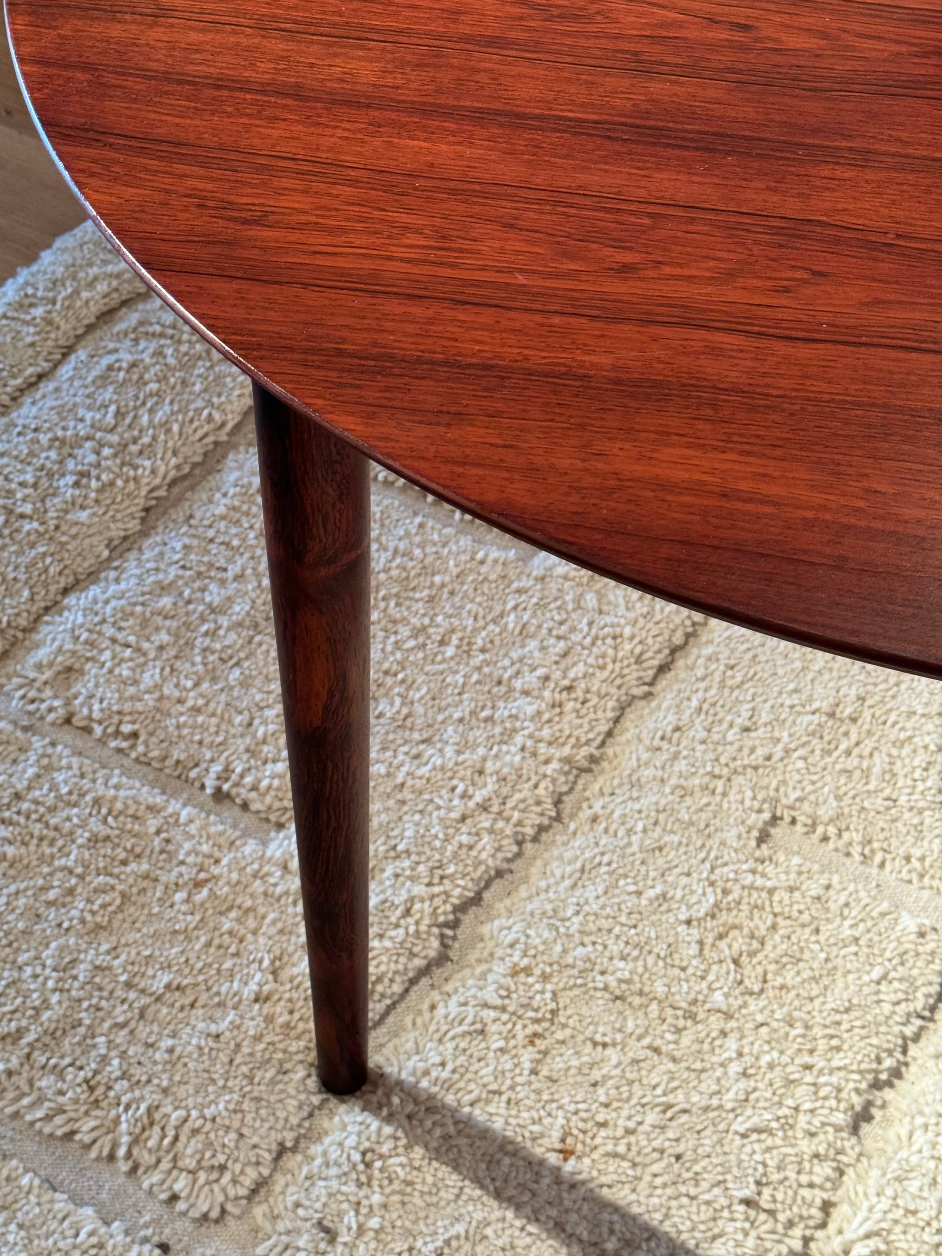 Table ronde extensible scandinave vintage en palissandre "Ingrid"