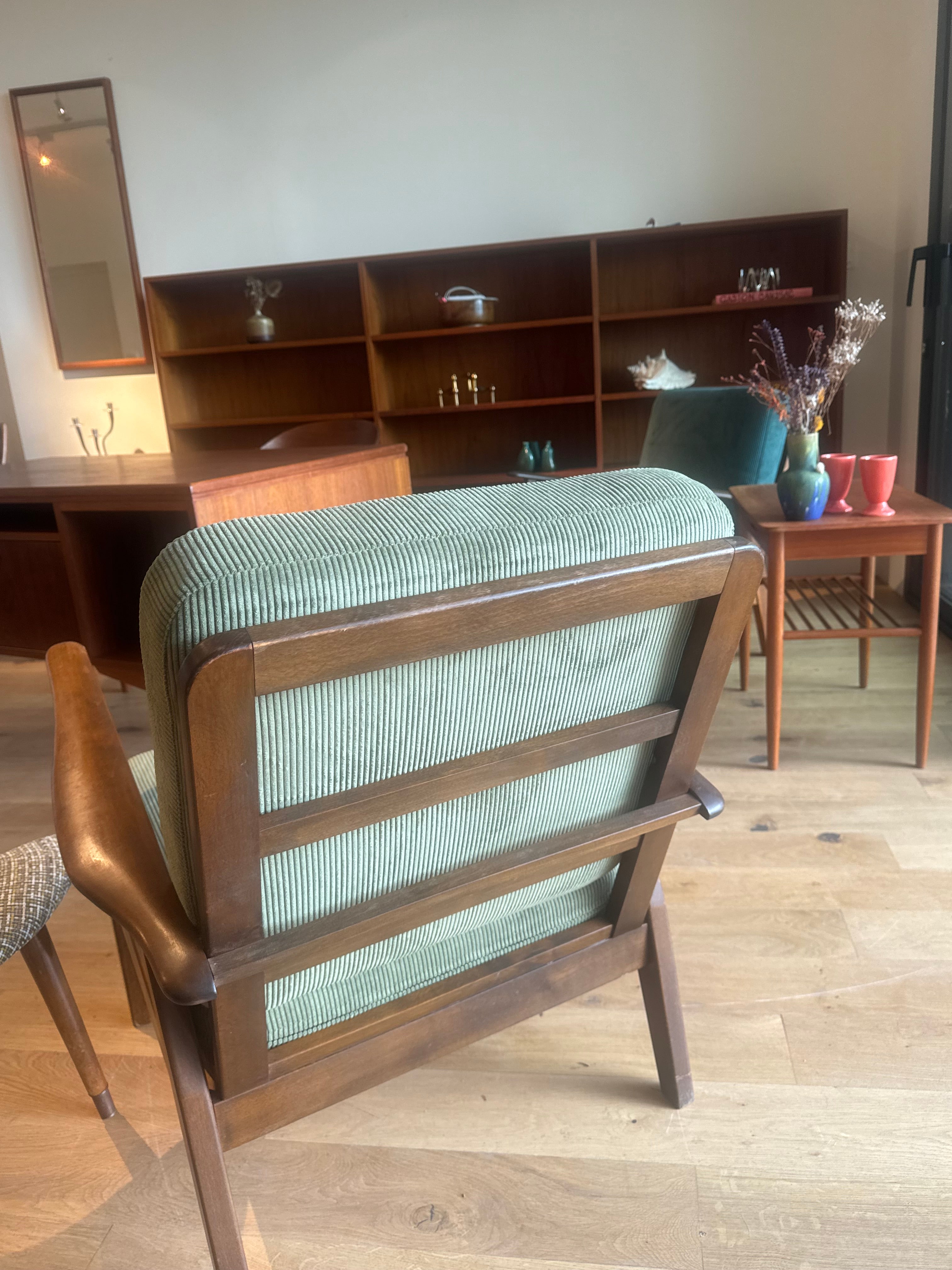 Fauteuil scandinave vintage en teck et velours petites côtes vert – "Alrik"