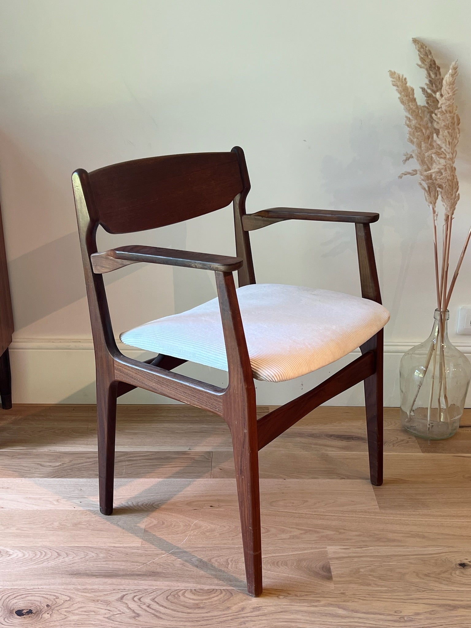 Fauteuil scandinave en teck et velour côtelé blanc "Hymir" , années 60