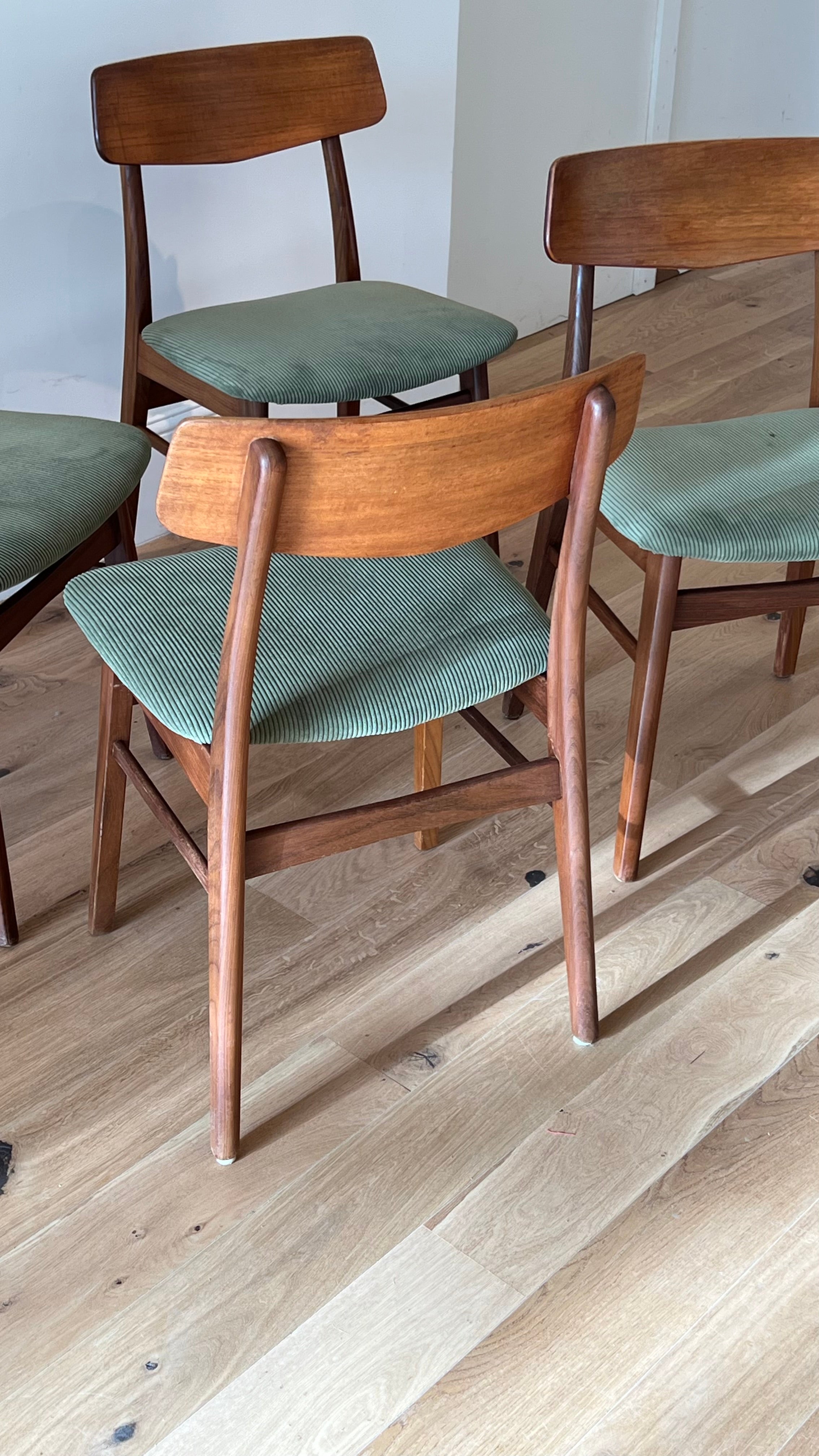 Suite de 4 chaises scandinaves en teck – Modèle « Kristin » – Années 60