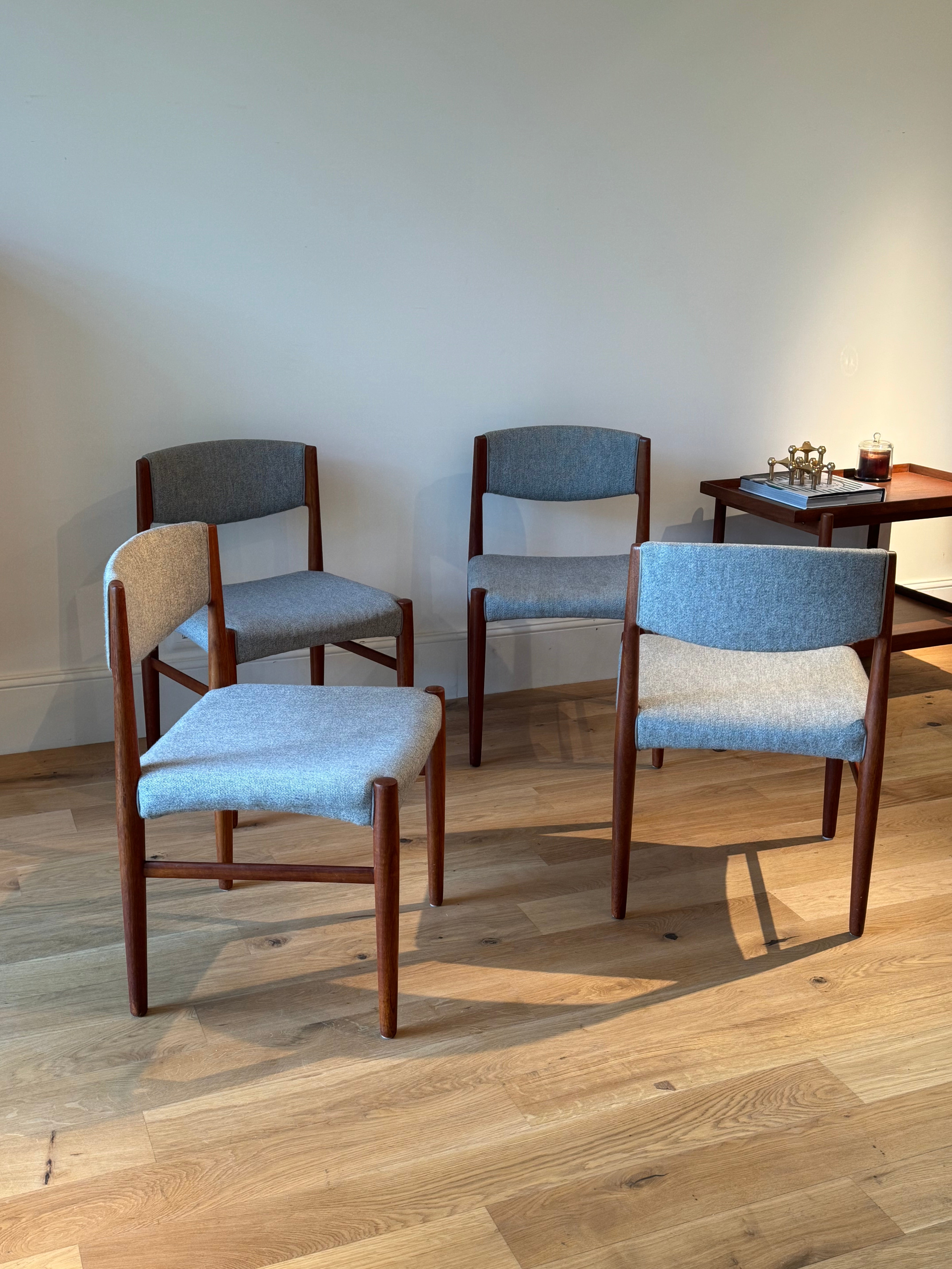 Suite de 4 chaises scandinaves en teck éditées par Glostrup Mobelfabrik.