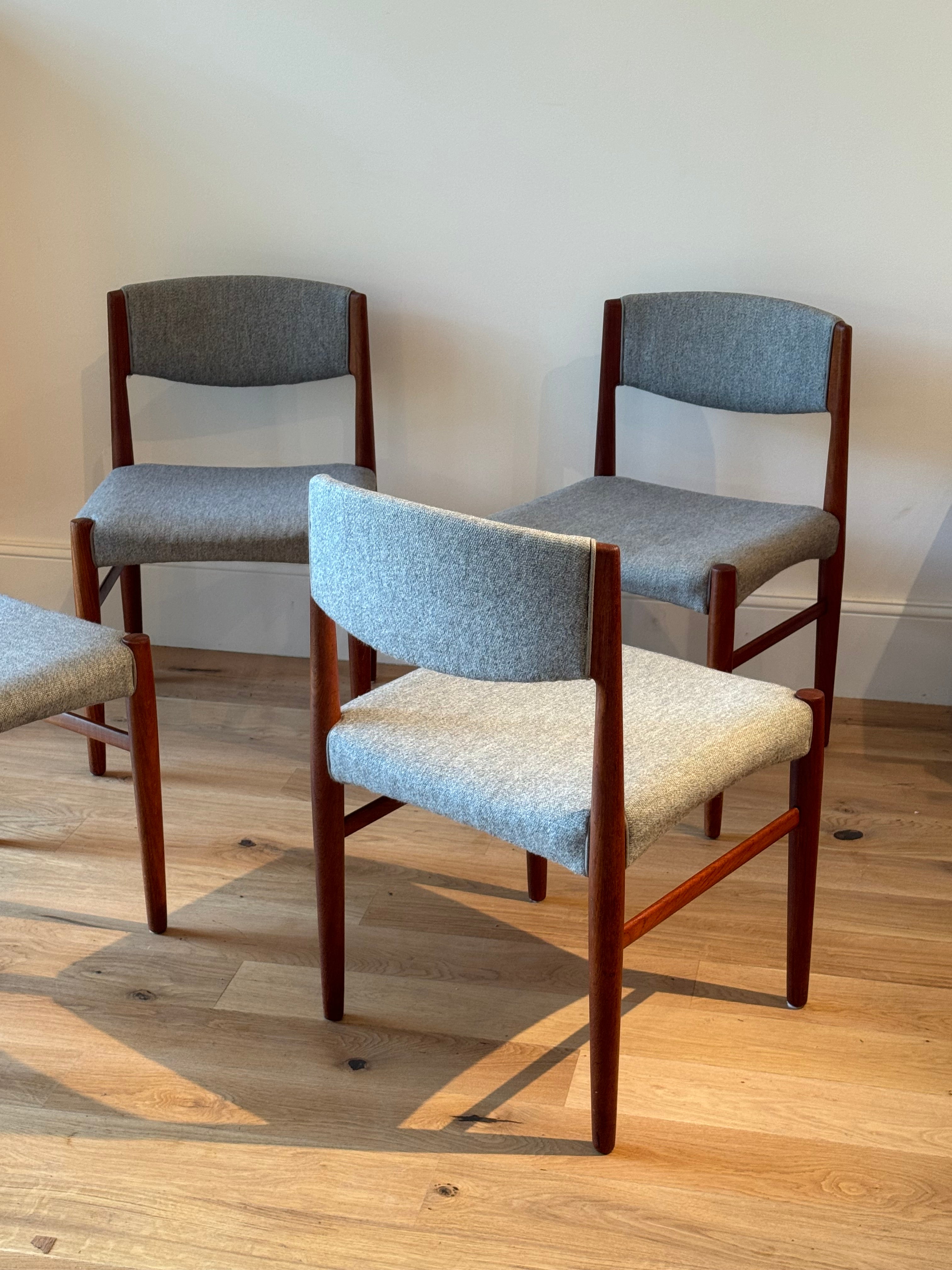 Suite de 4 chaises scandinaves en teck éditées par Glostrup Mobelfabrik.