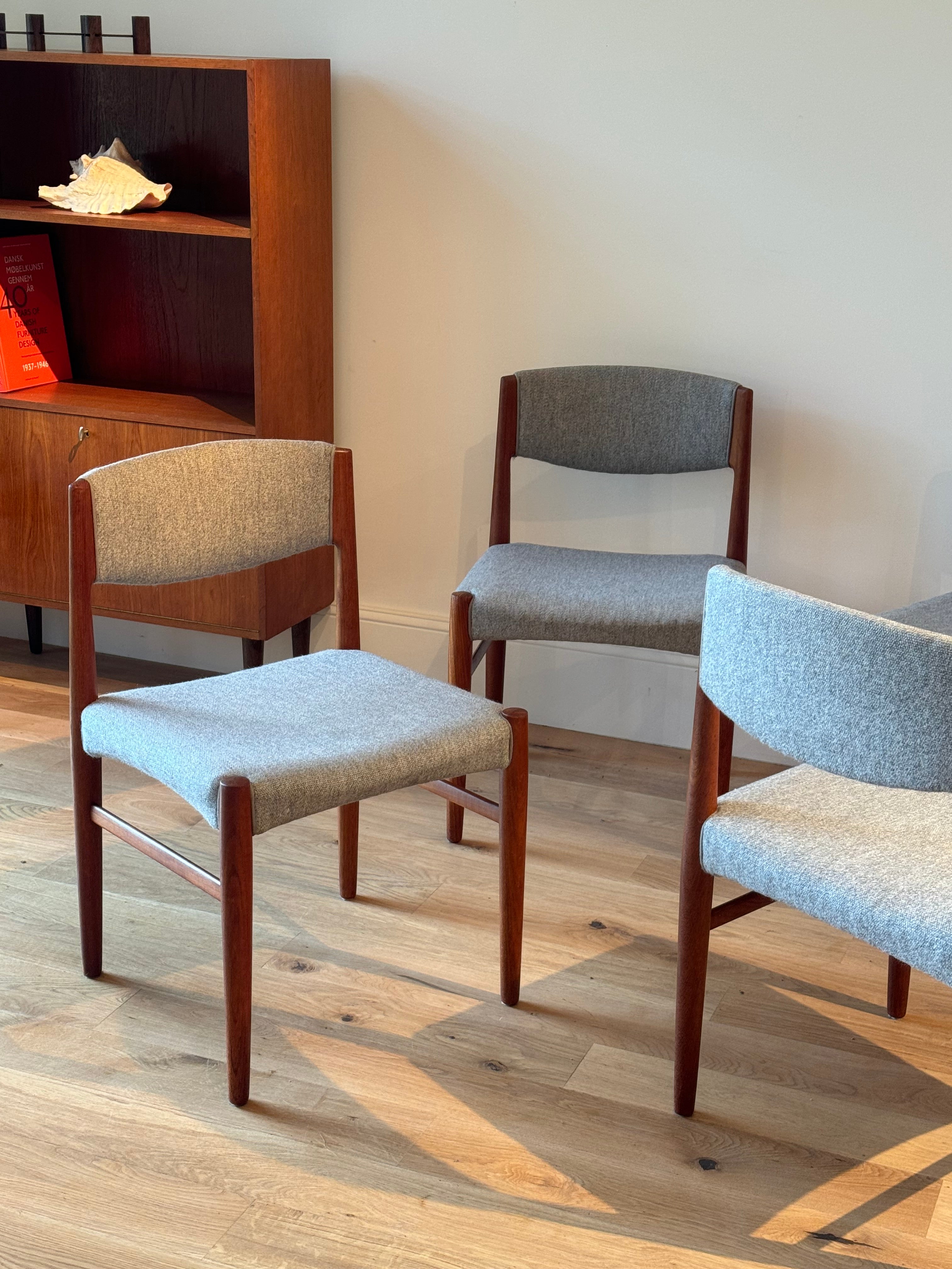 Suite de 4 chaises scandinaves en teck éditées par Glostrup Mobelfabrik.