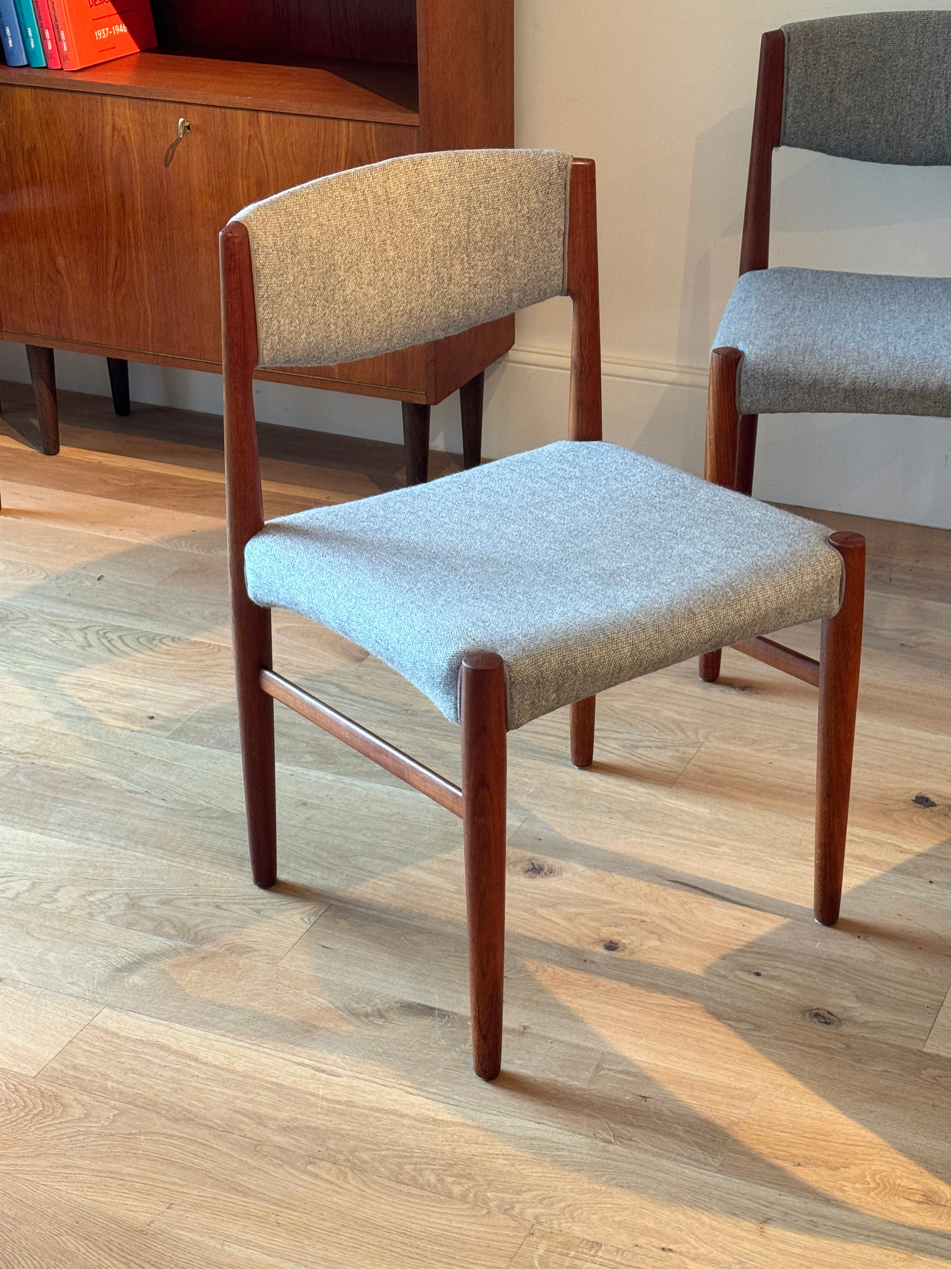 Suite de 4 chaises scandinaves en teck éditées par Glostrup Mobelfabrik.