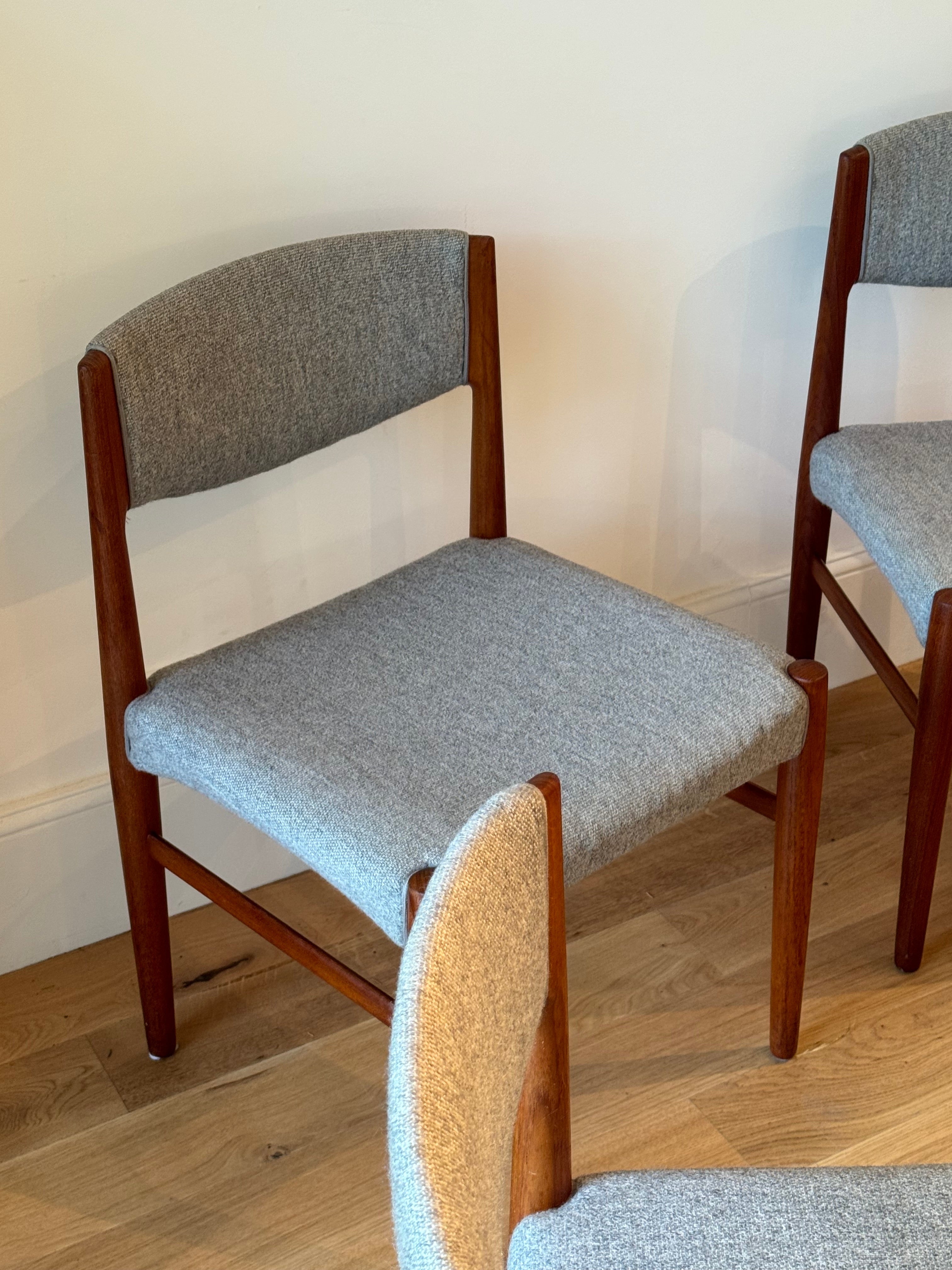 Suite de 4 chaises scandinaves en teck éditées par Glostrup Mobelfabrik.