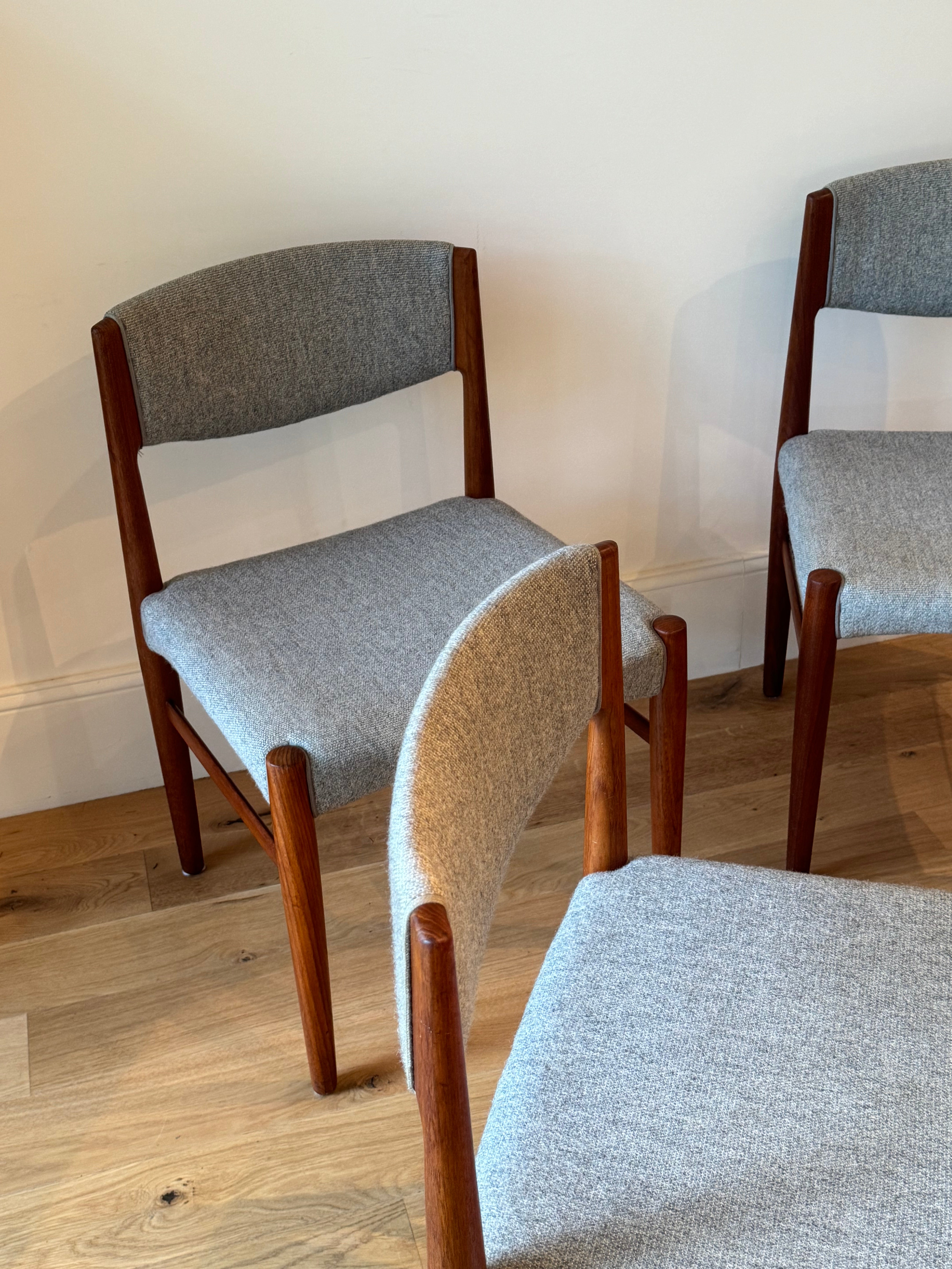 Suite de 4 chaises scandinaves en teck éditées par Glostrup Mobelfabrik.