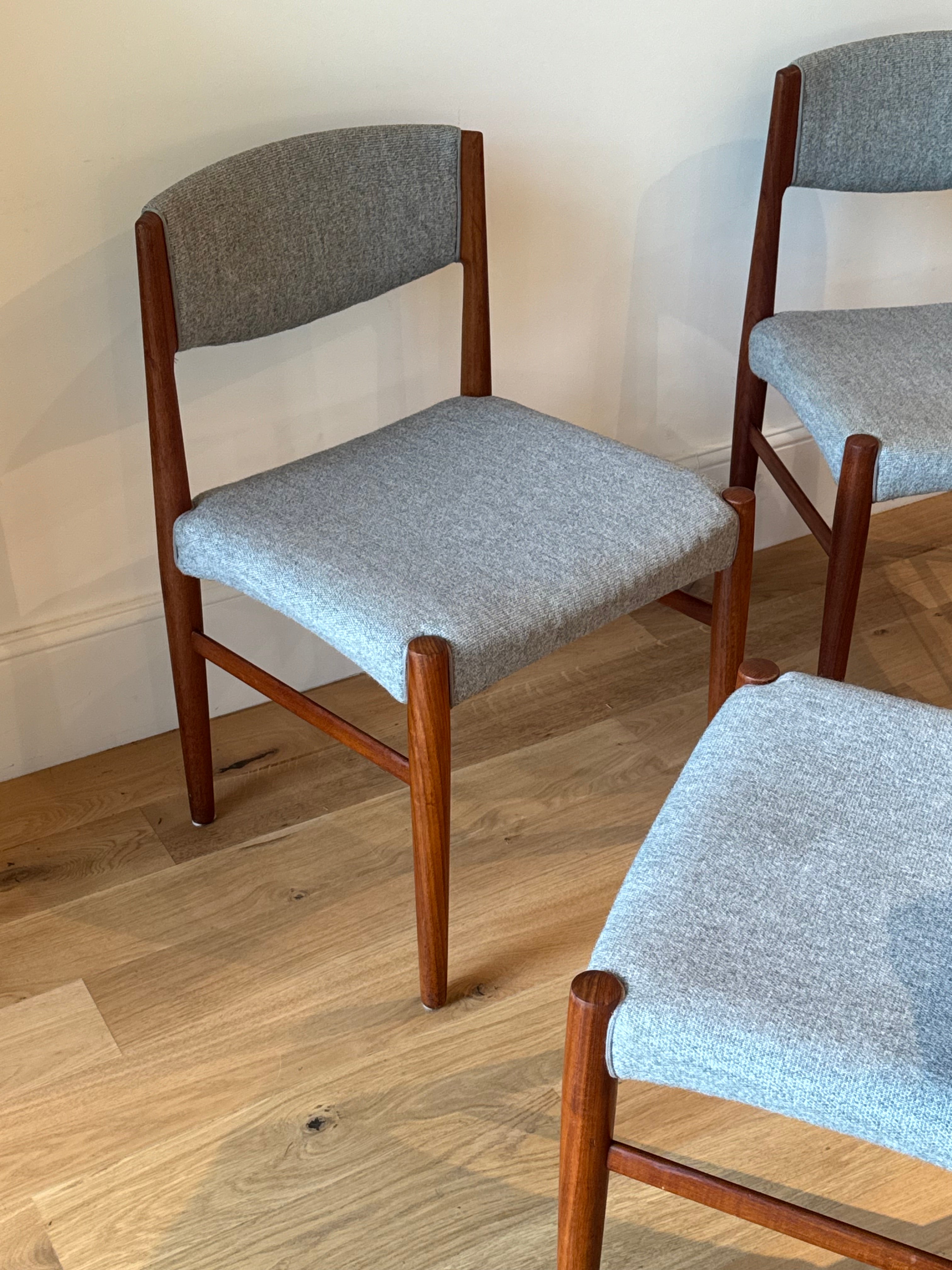 Suite de 4 chaises scandinaves en teck éditées par Glostrup Mobelfabrik.