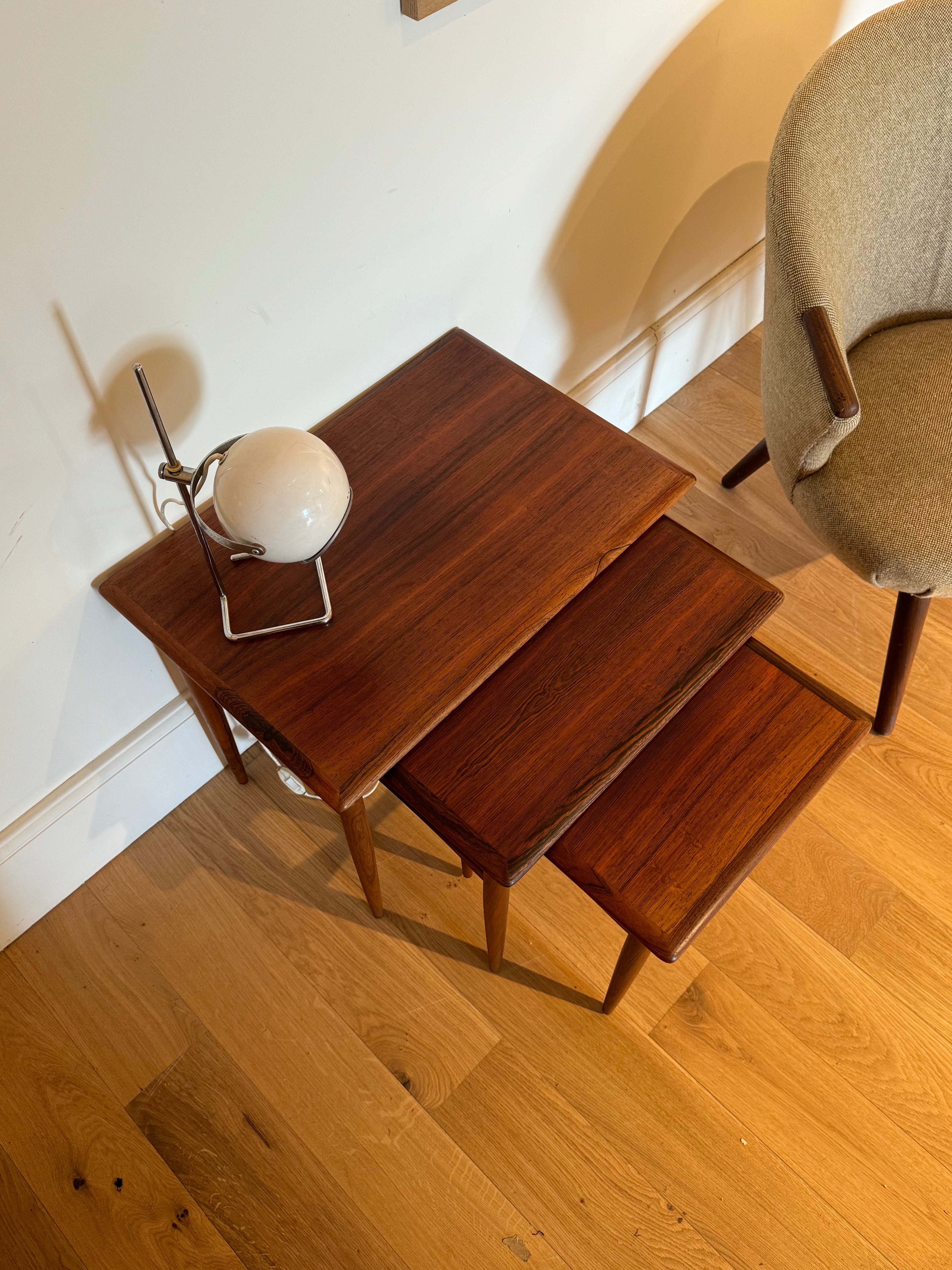Trio de tables gigognes scandinaves vintage en teck « Signe »