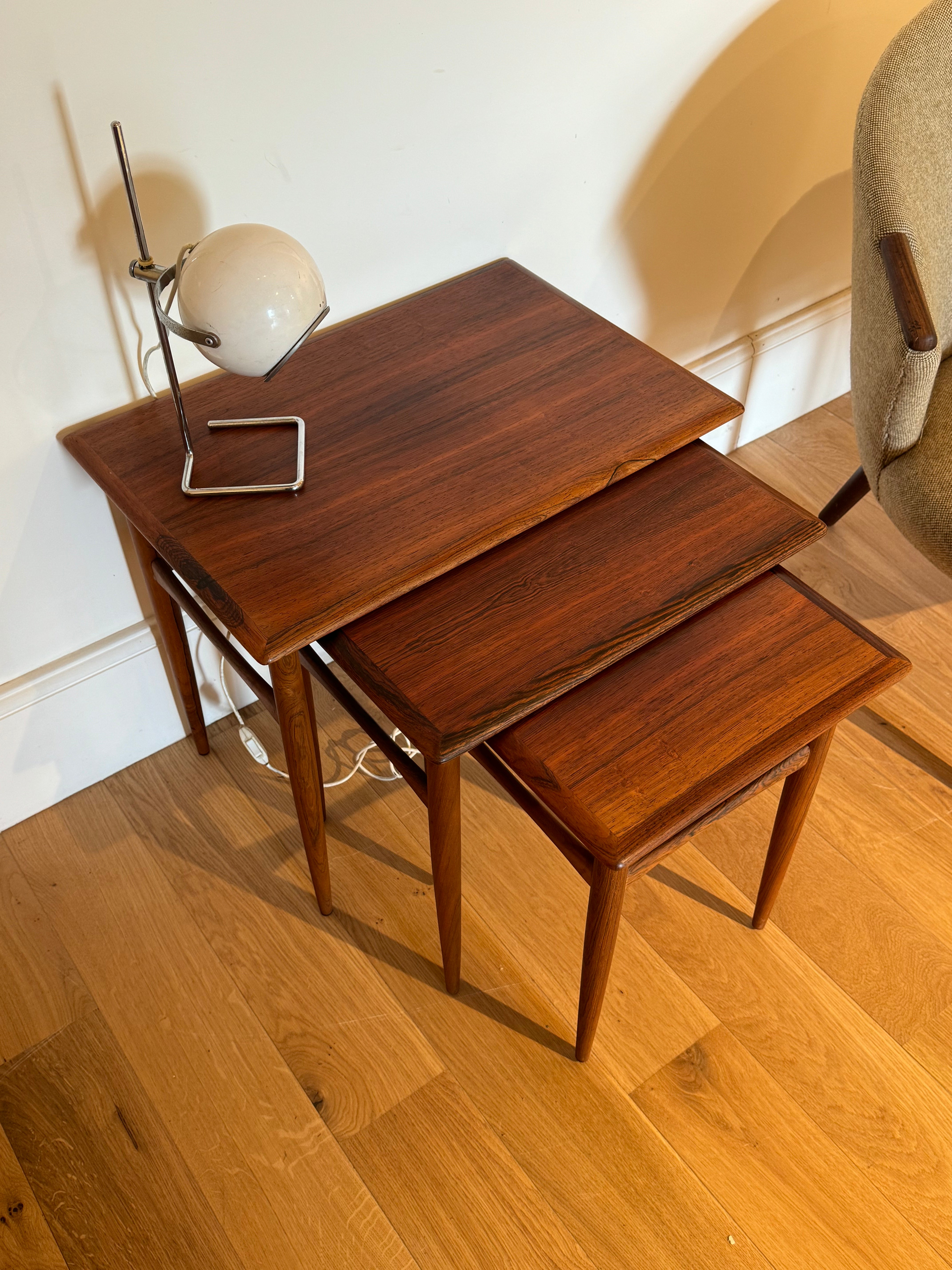 Trio de tables gigognes scandinaves vintage en teck « Signe »