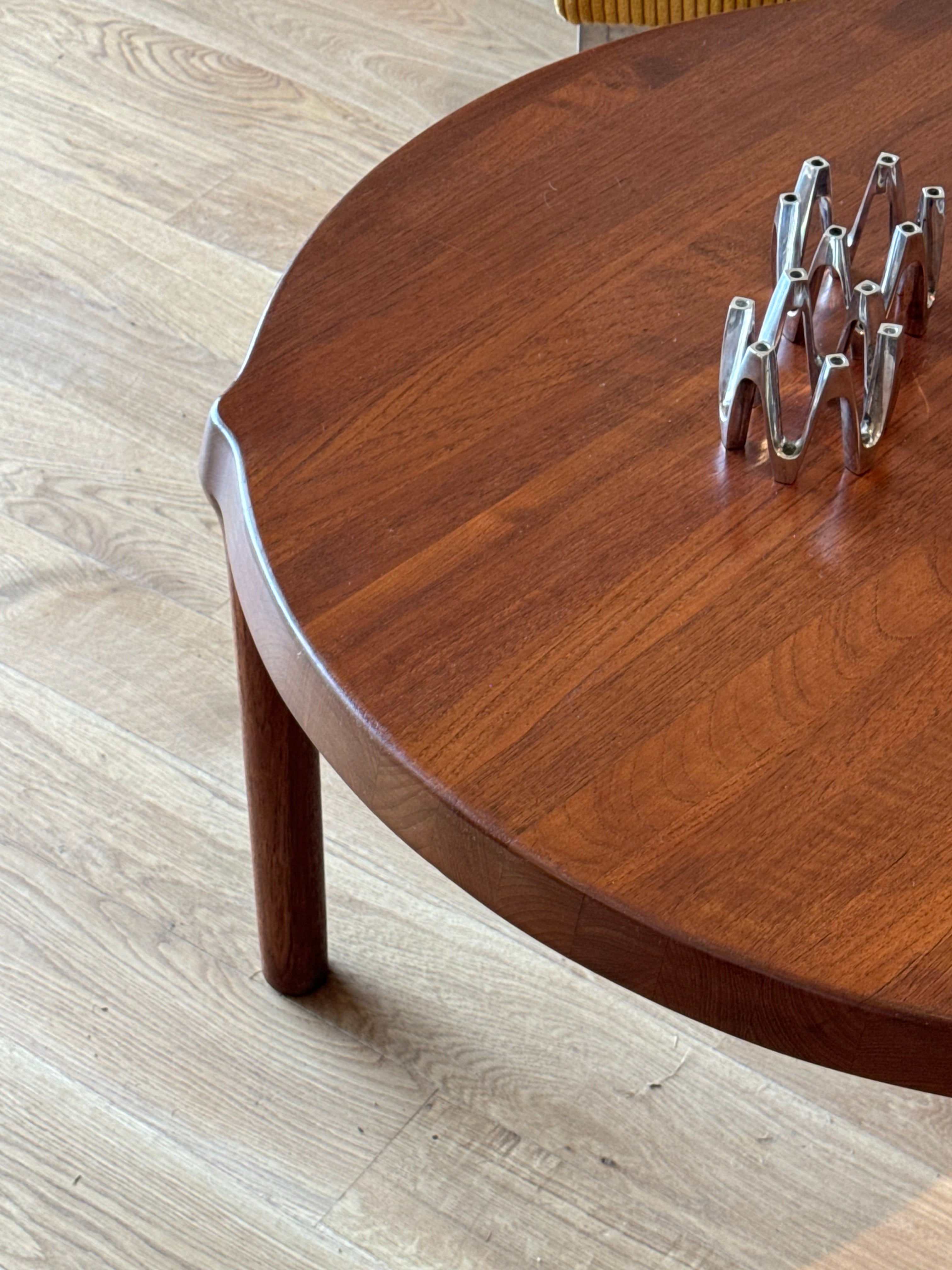 Table basse ronde scandinave vintage en teck « Ursula »