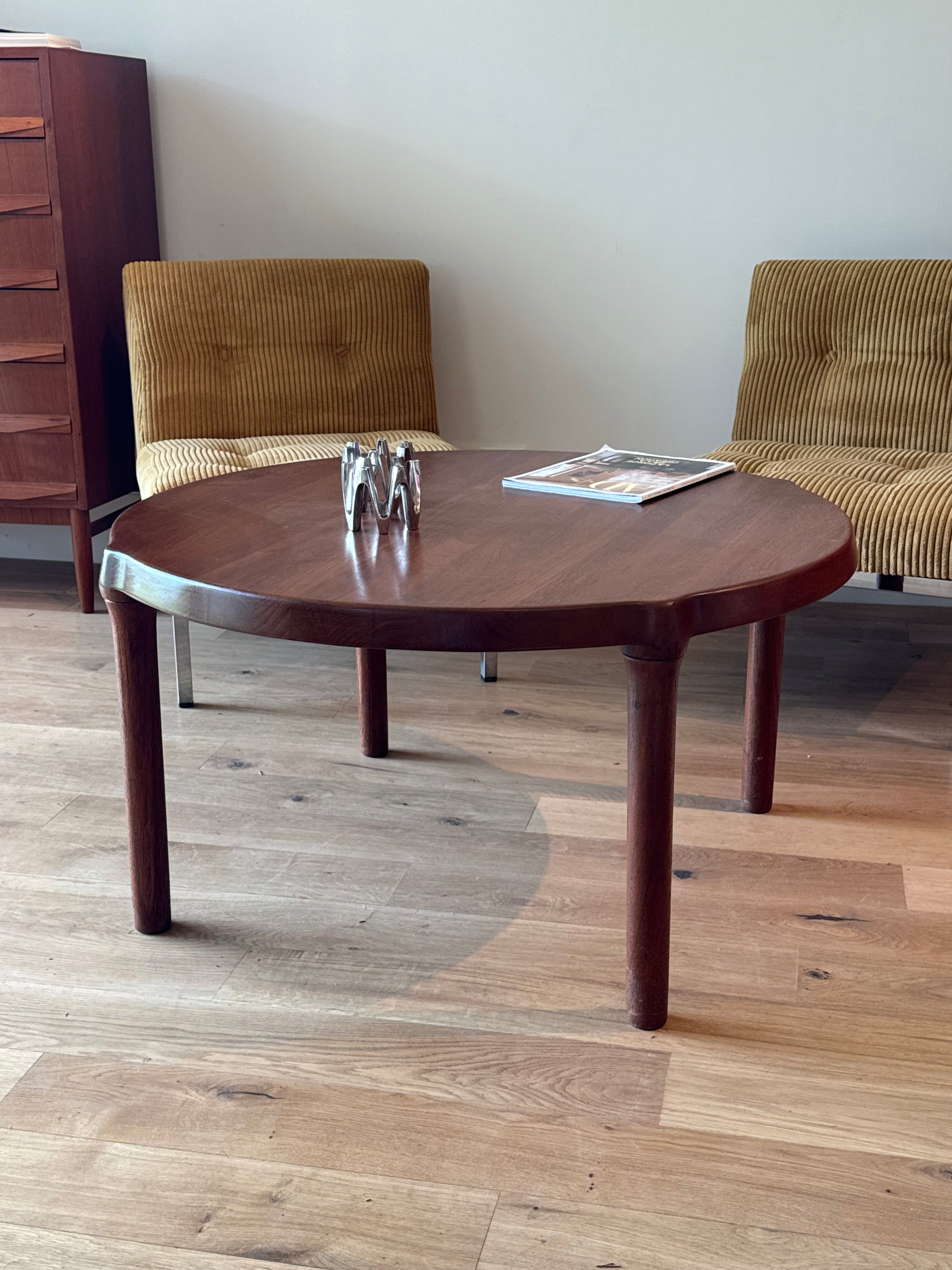 Table basse ronde scandinave vintage en teck « Ursula »