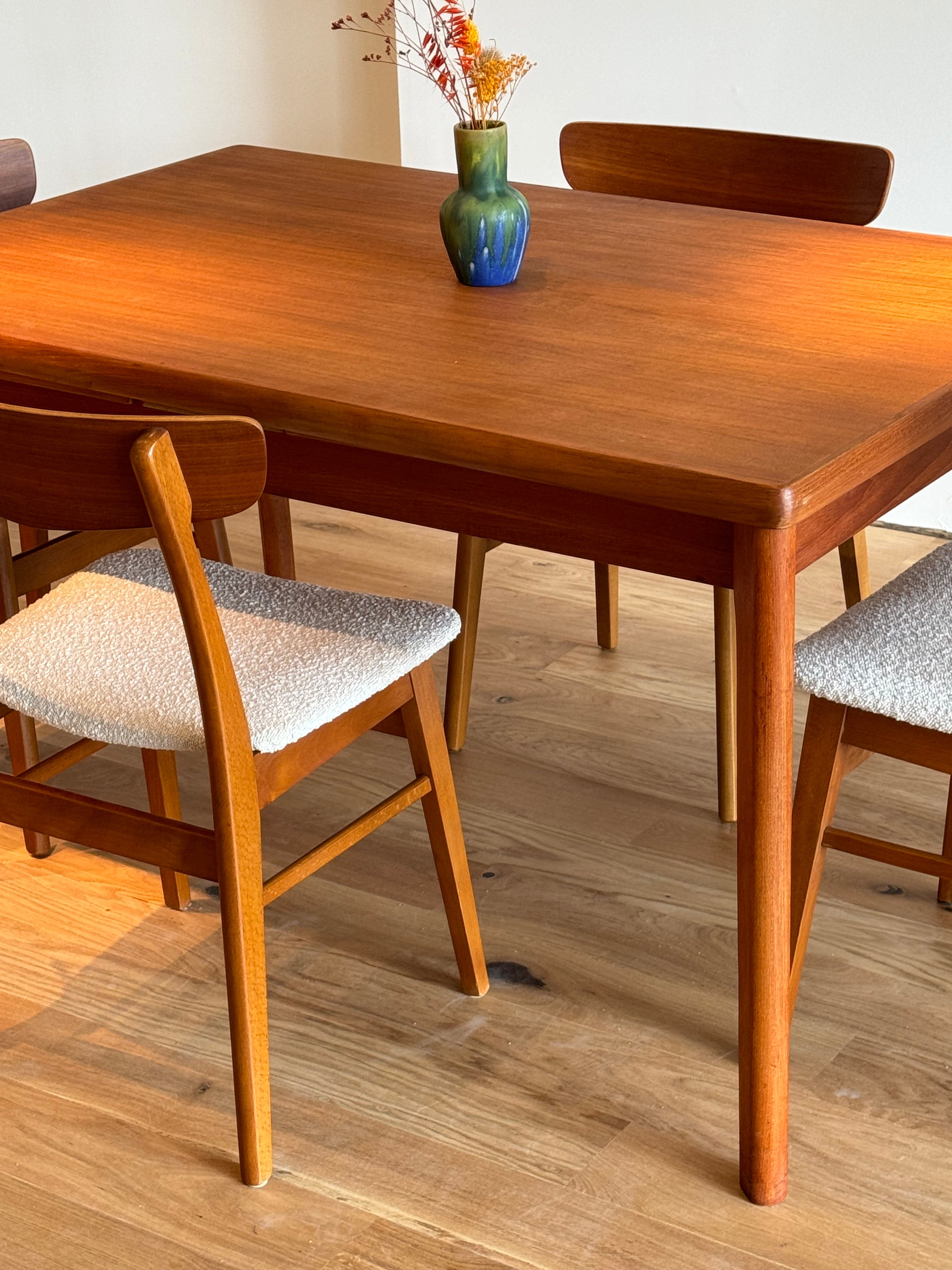 Chaises scandinaves vintage « Greta » en bouclette beige