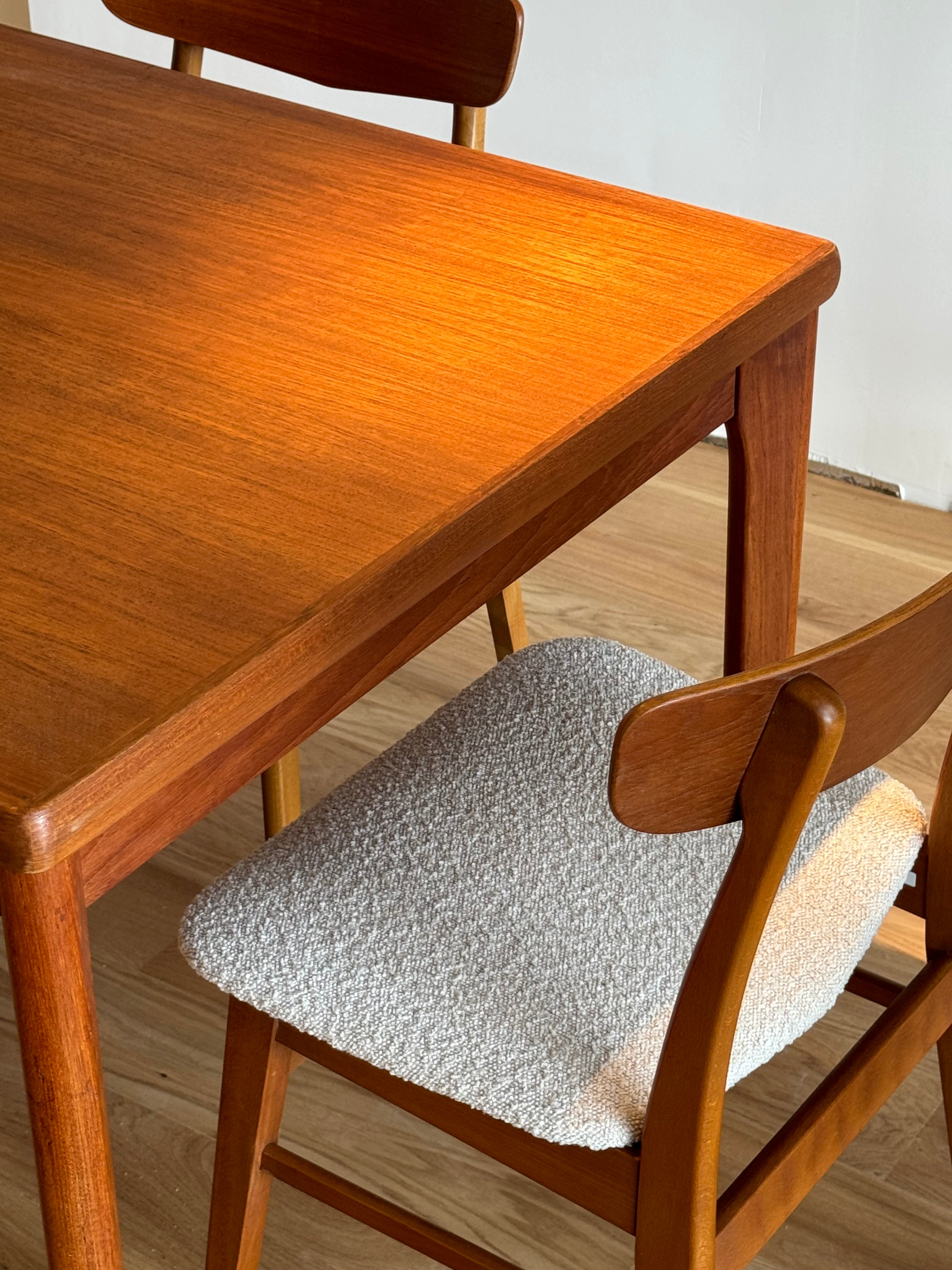 Chaises scandinaves vintage « Greta » en bouclette beige