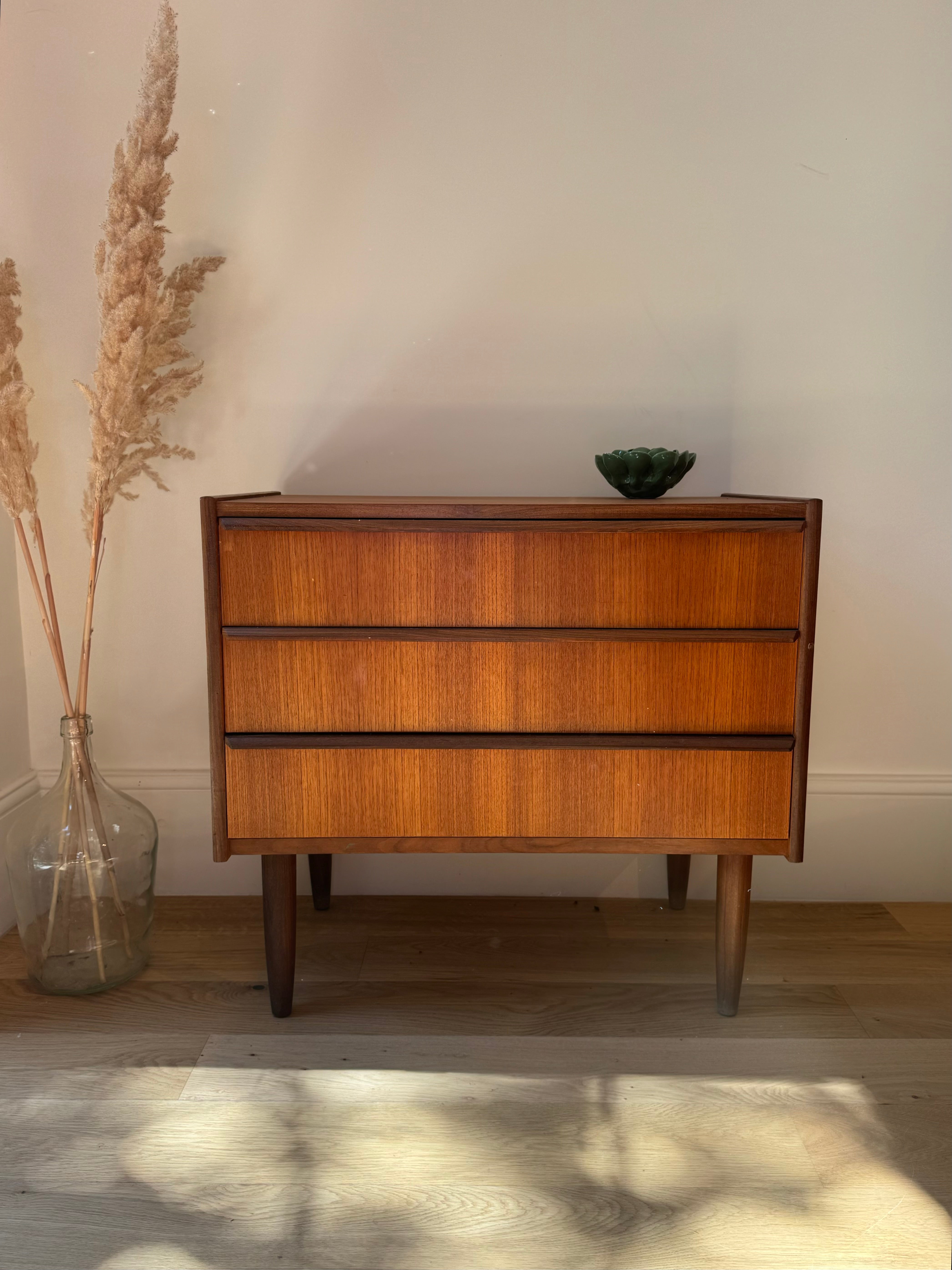 Petite commode vintage scandinave "Hillevi "