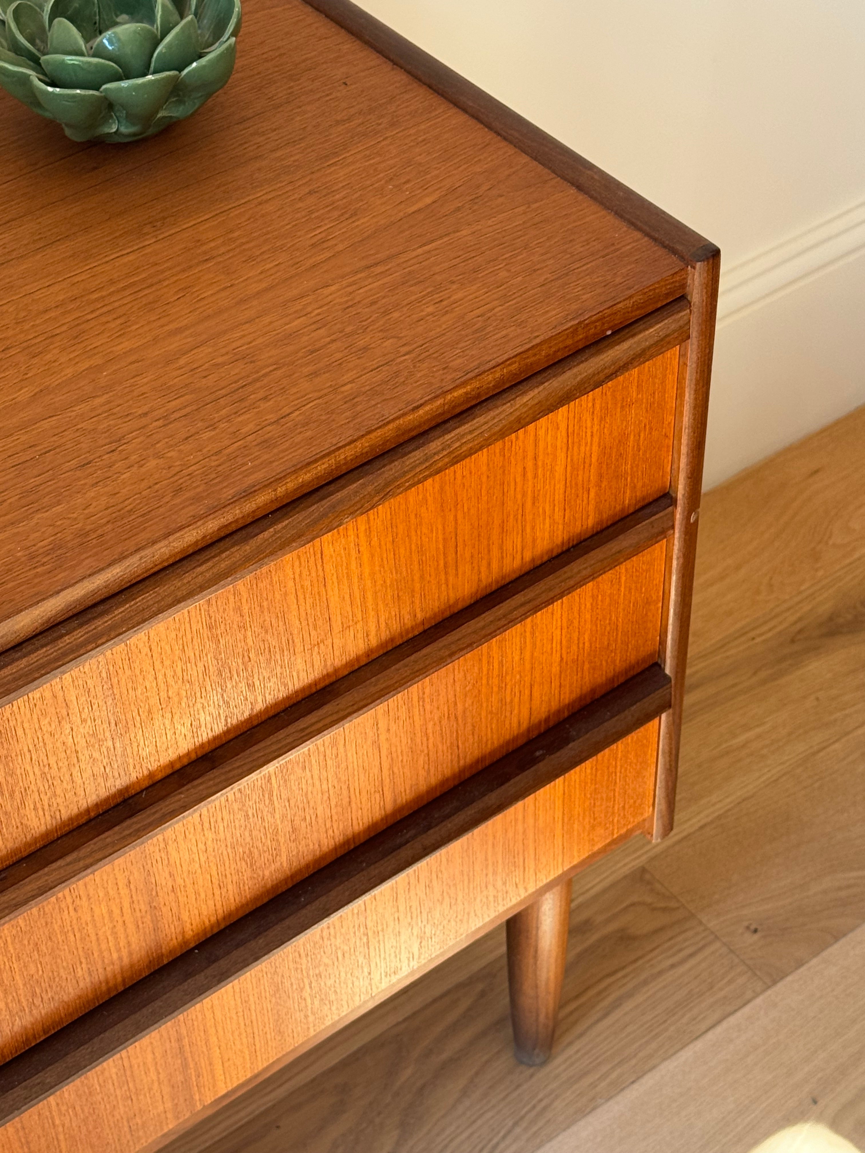 Petite commode vintage scandinave "Hillevi "