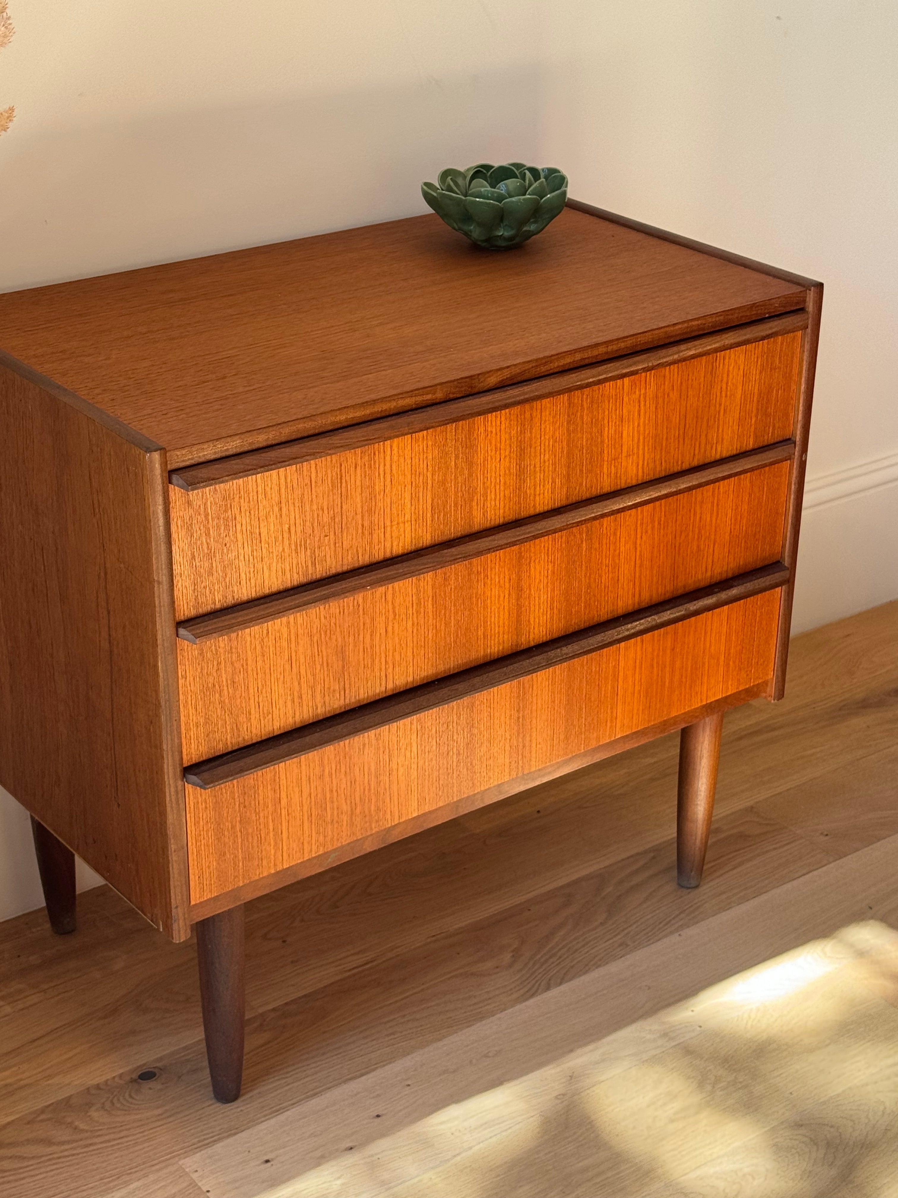 Petite commode vintage scandinave "Hillevi "