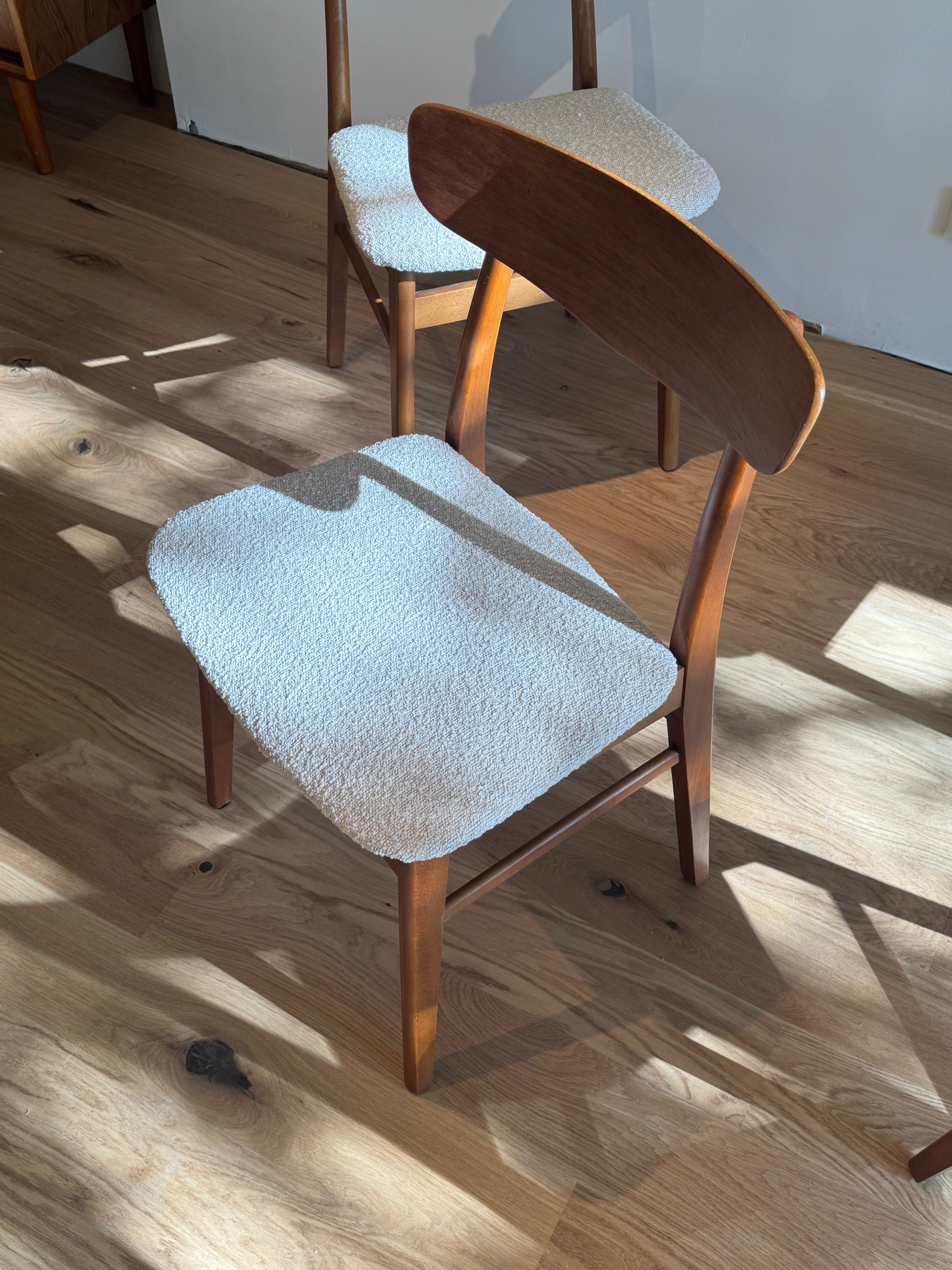 Chaises scandinaves vintage « Greta » en bouclette beige