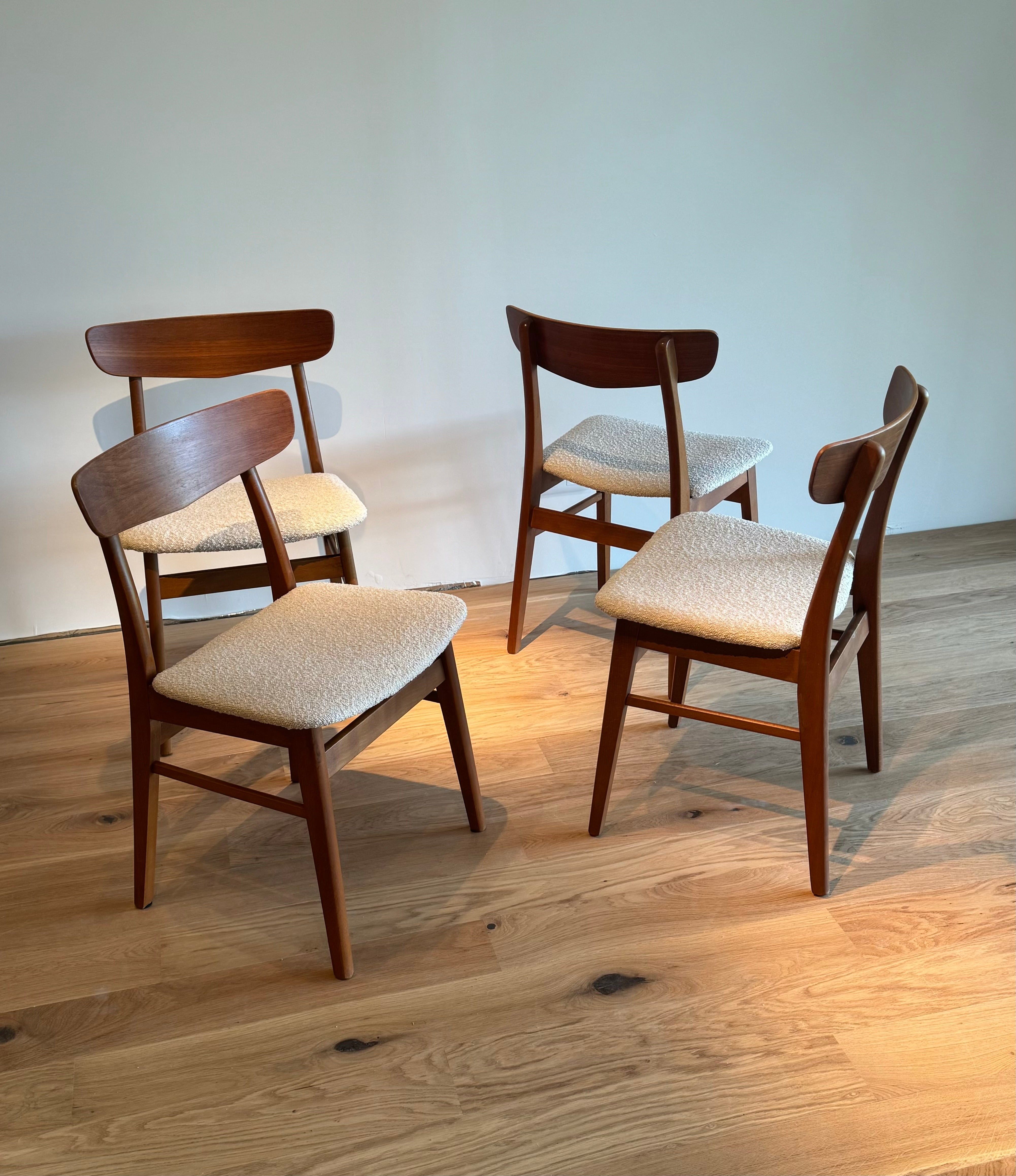 Chaises scandinaves vintage « Greta » en bouclette beige