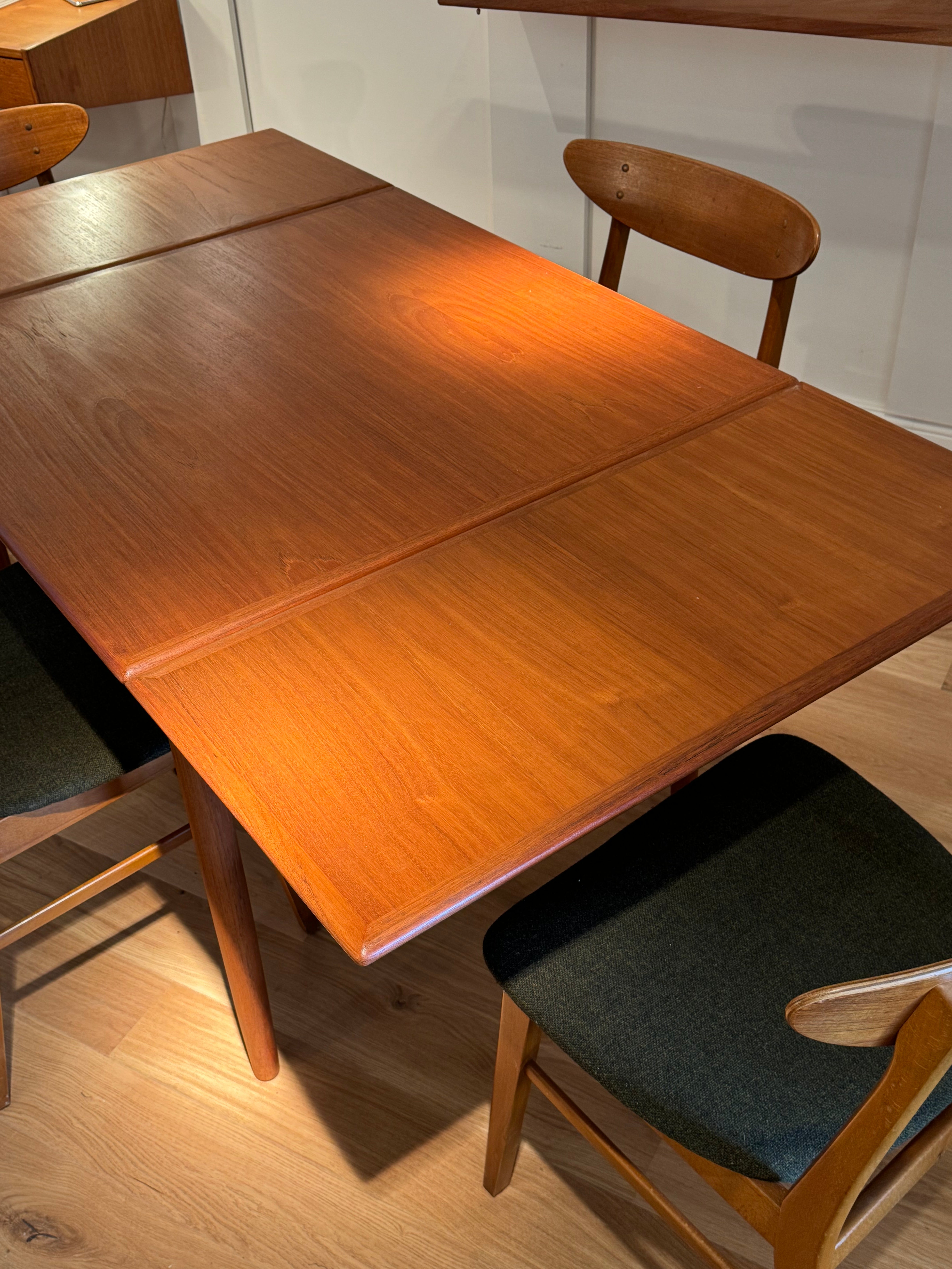 Table à manger vintage scandinave carré extensible en teck "Grete"
