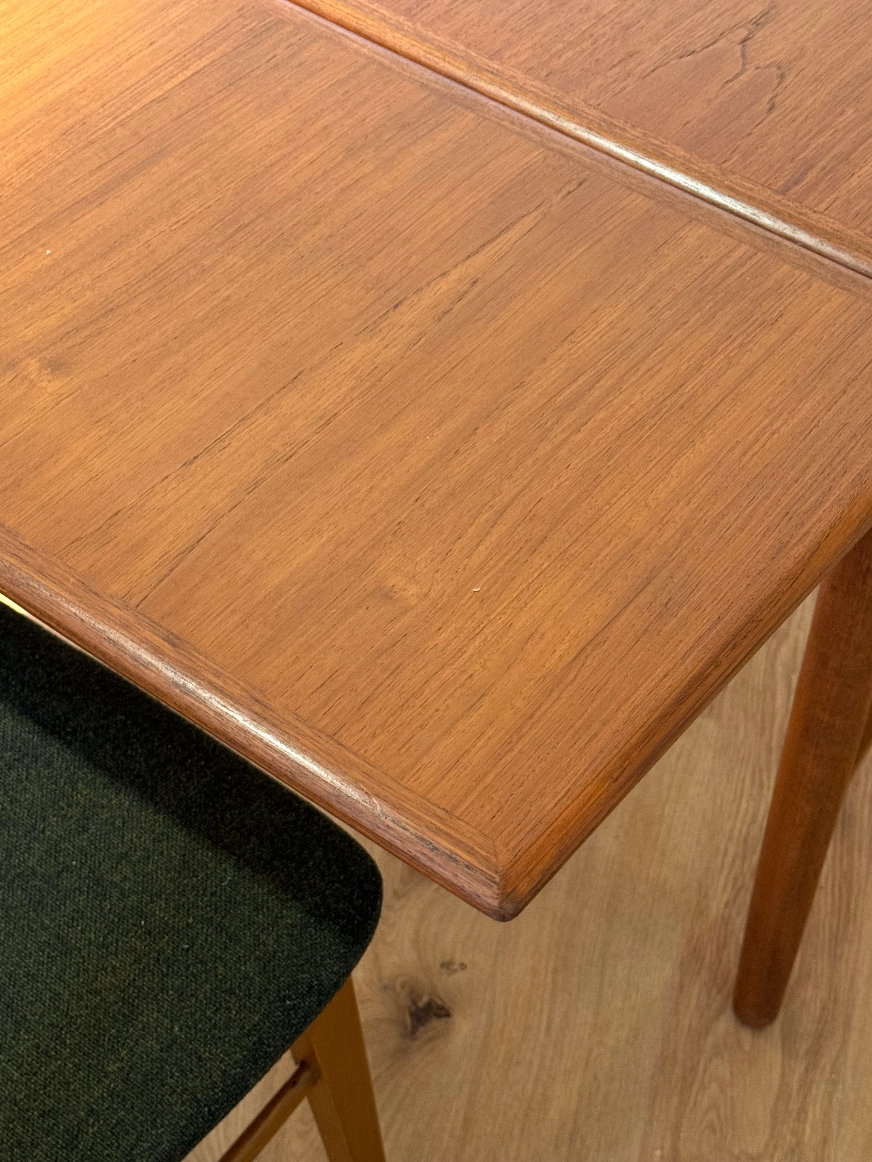 Table à manger vintage scandinave carré extensible en teck "Grete"