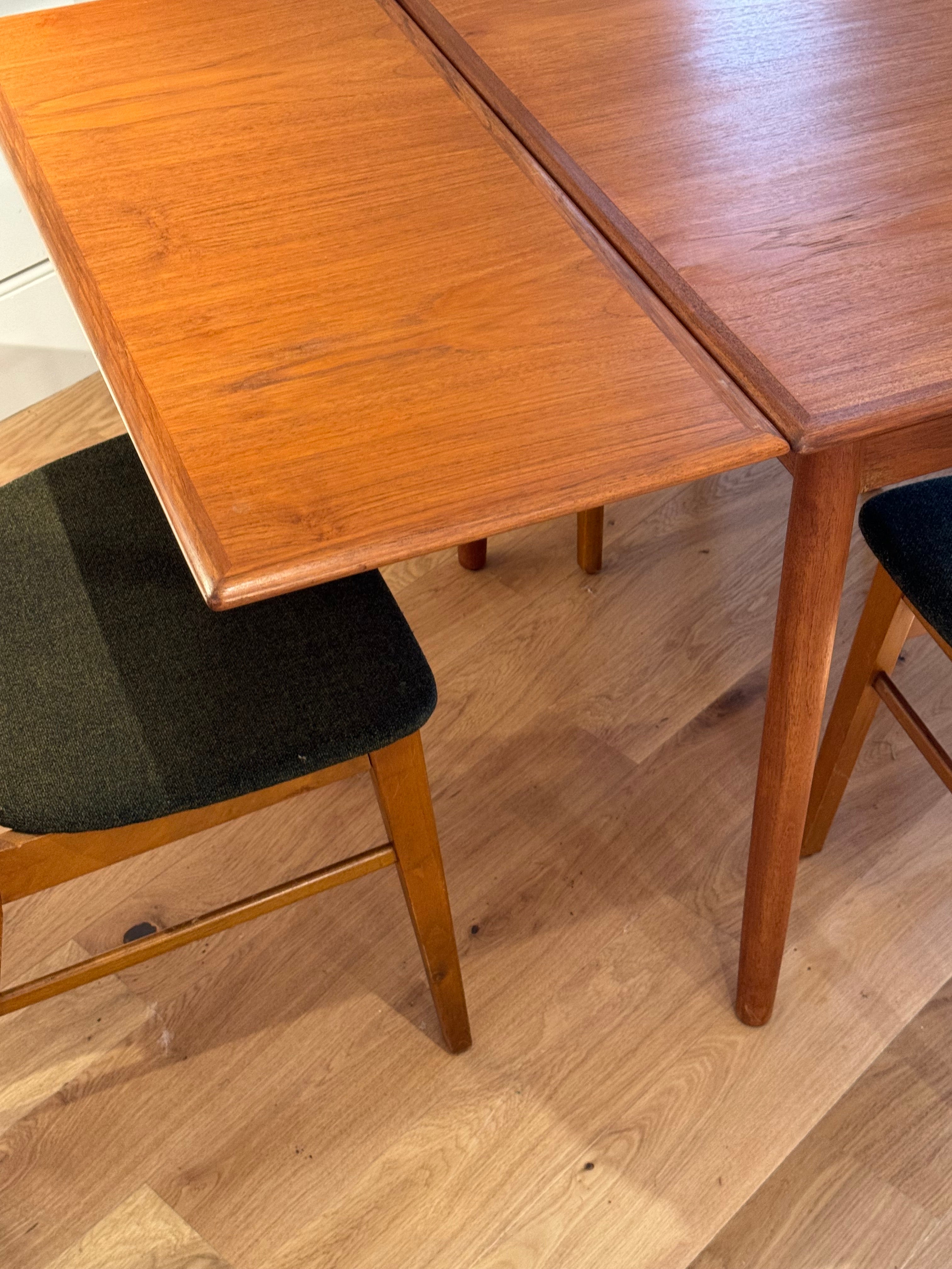 Table à manger vintage scandinave carré extensible en teck "Grete"