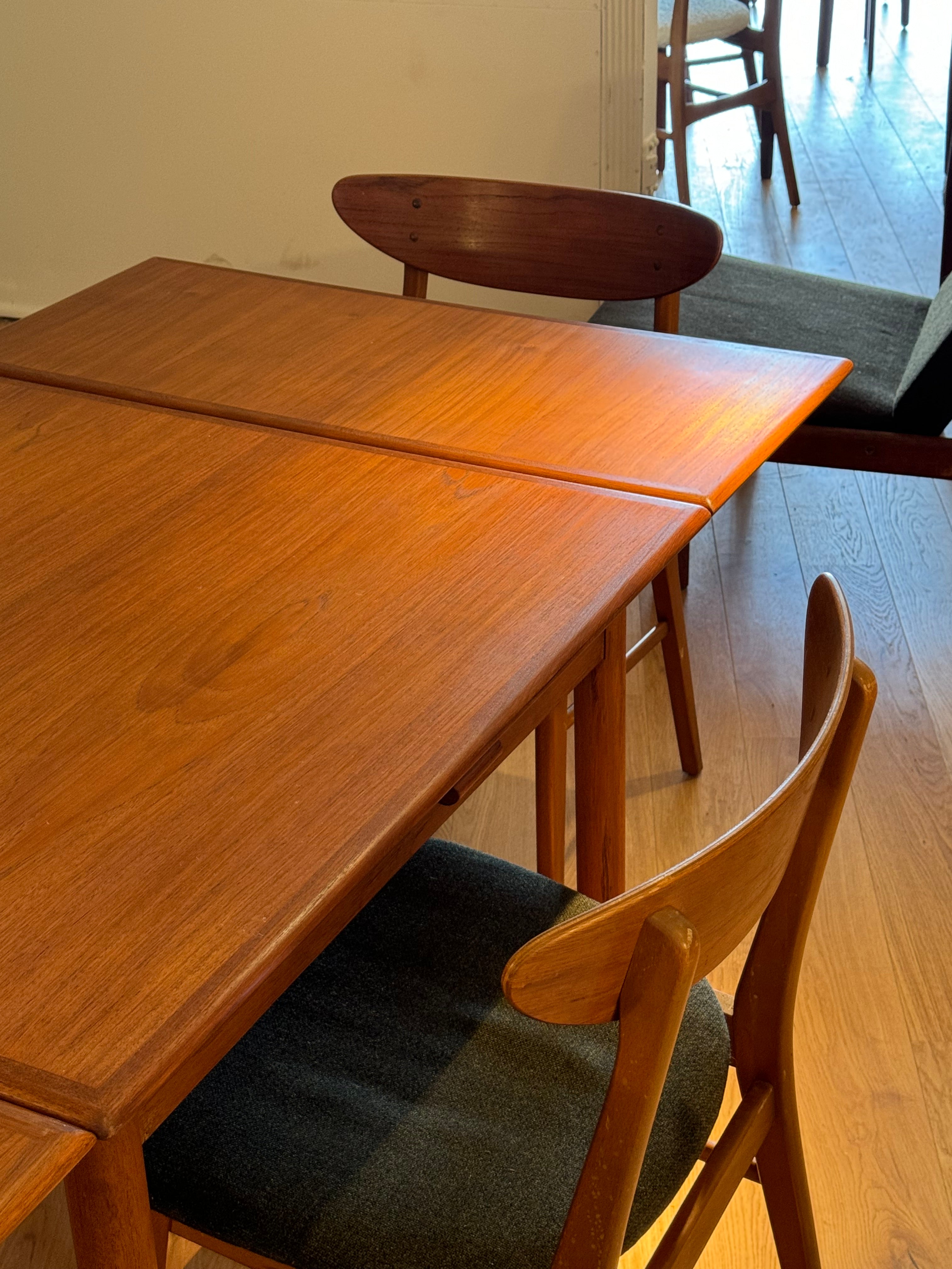 Table à manger vintage scandinave carré extensible en teck "Grete"