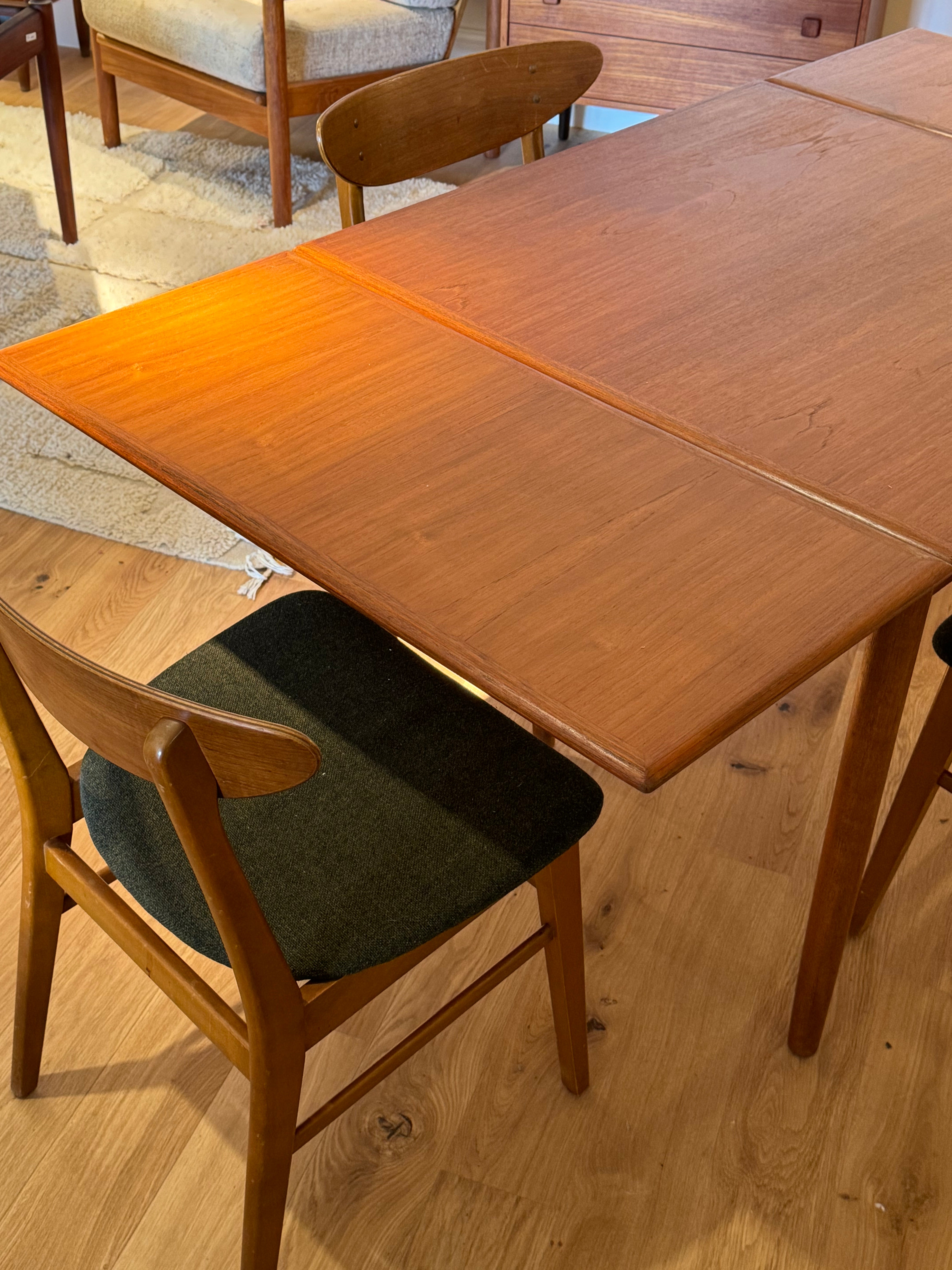 Table à manger vintage scandinave carré extensible en teck "Grete"