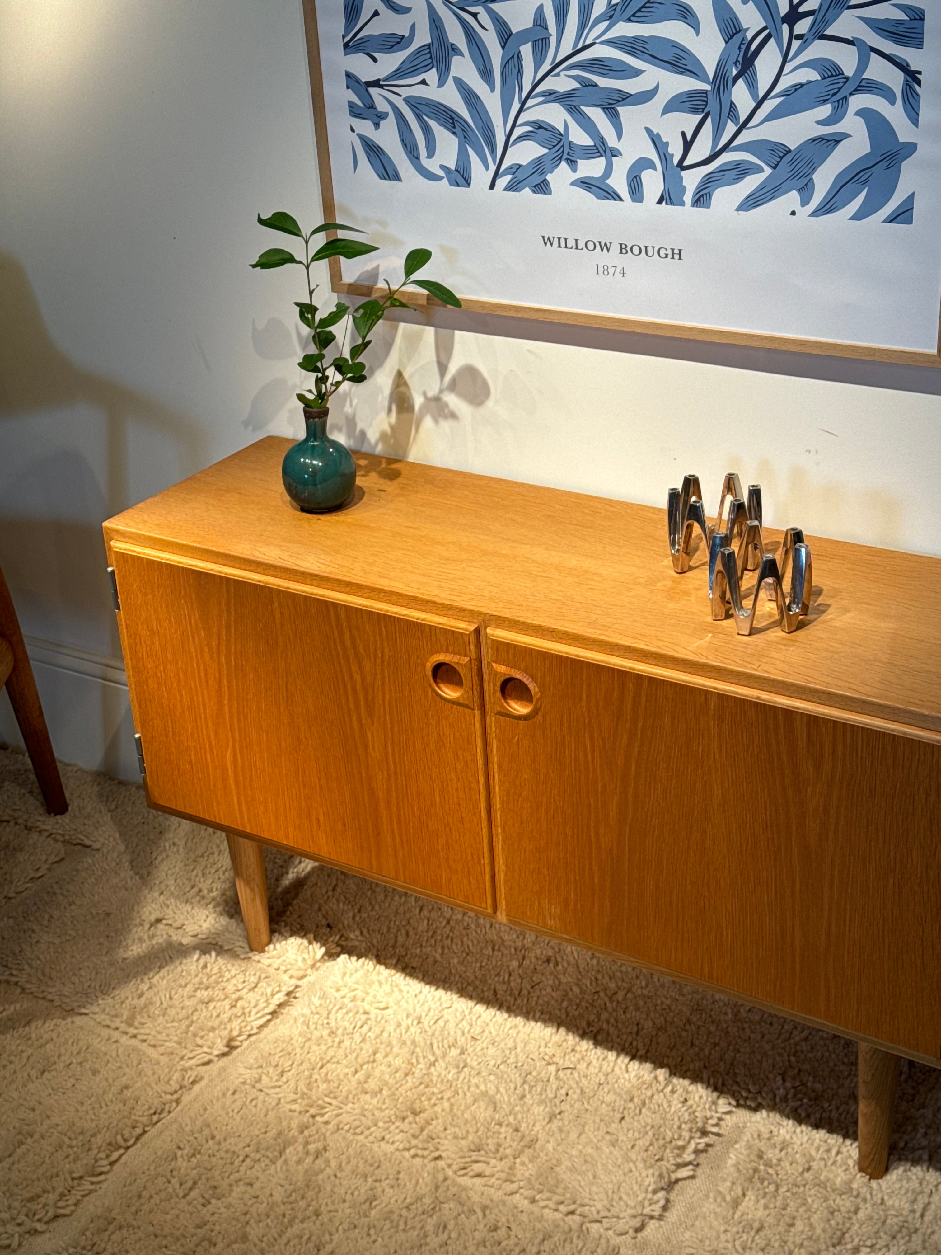 Buffet scandinave vintage en chêne doré "Thyra"