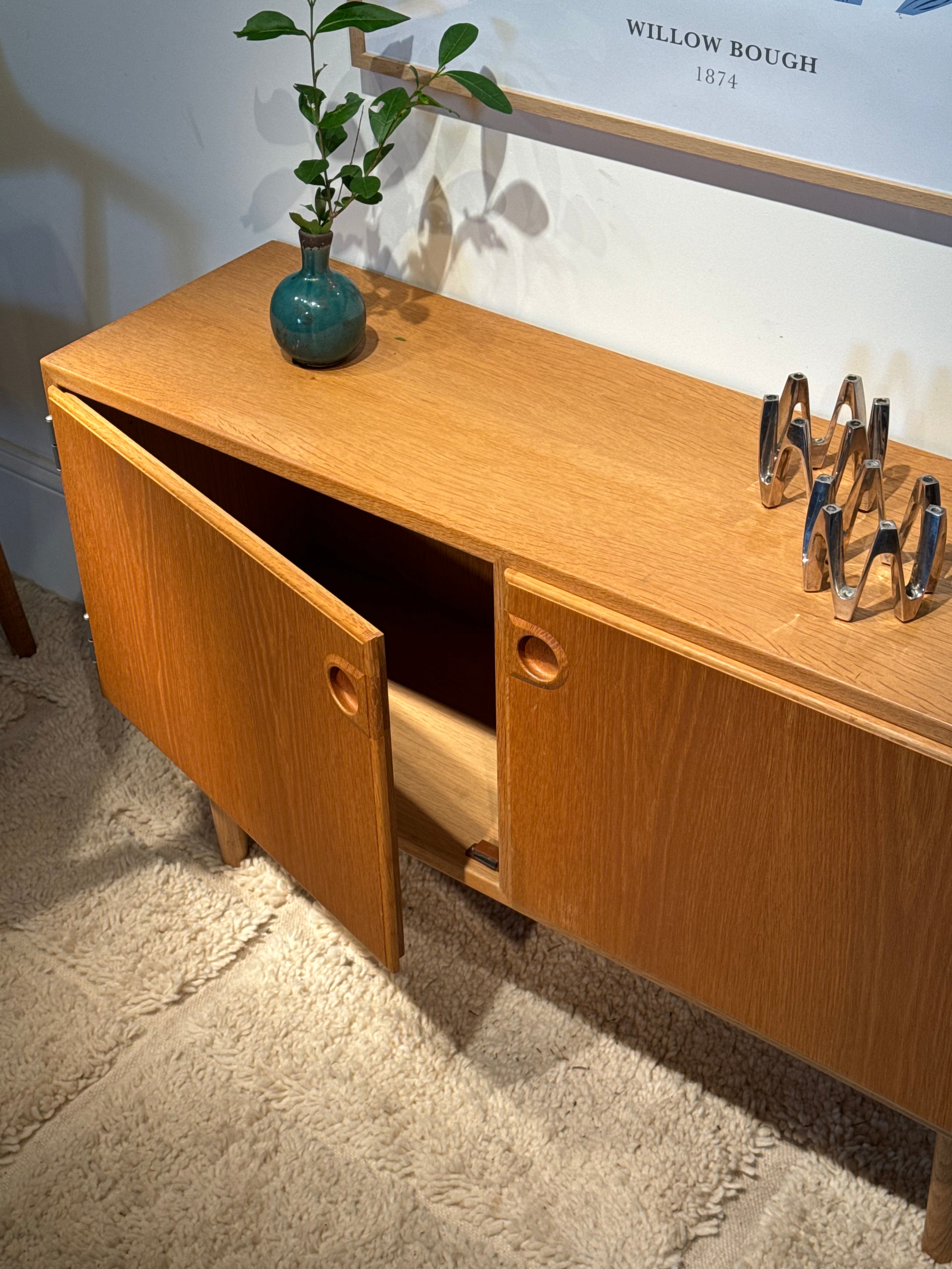 Buffet scandinave vintage en chêne doré "Thyra"