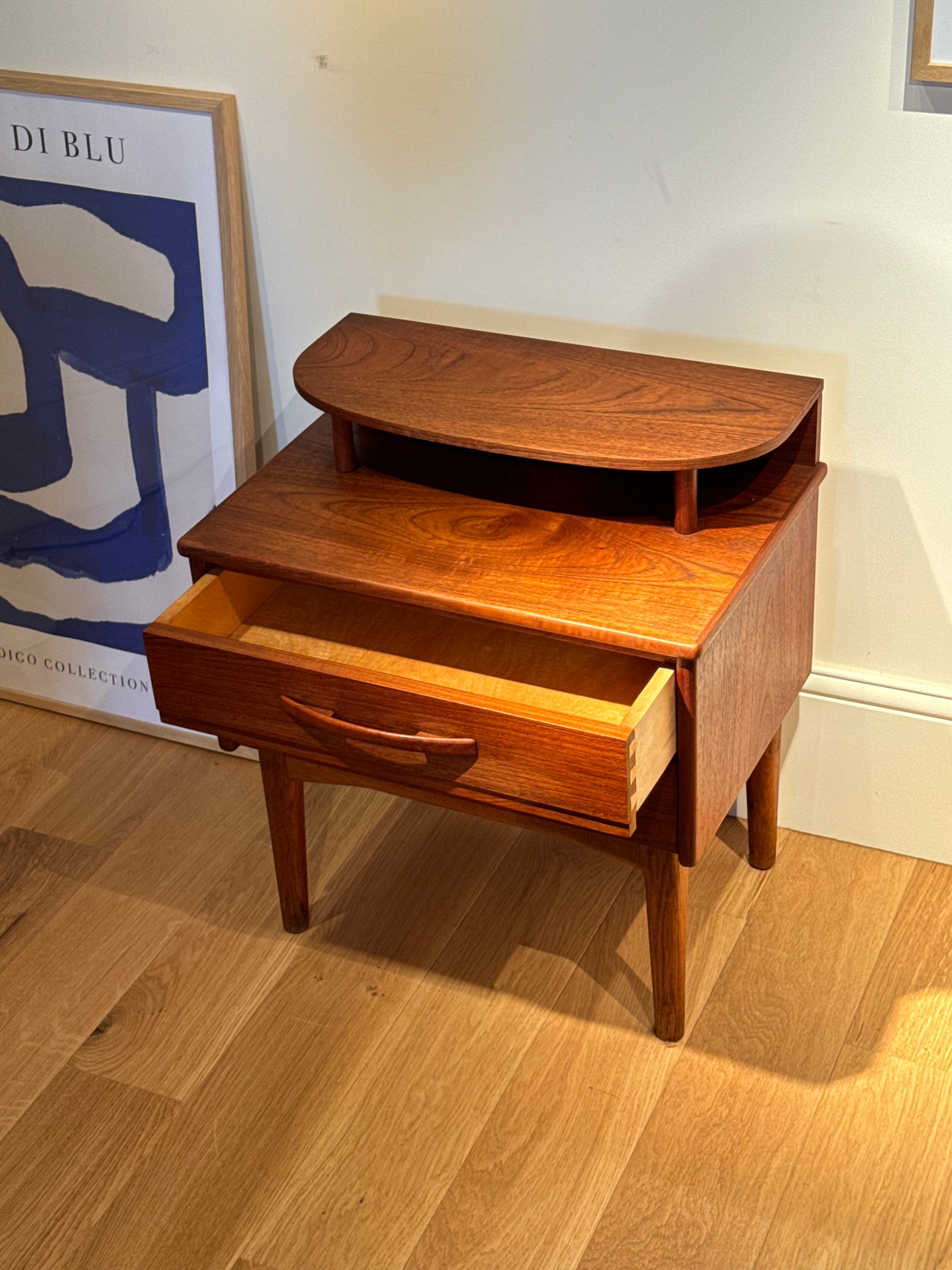 Petit chevet scandinave vintage en teck "Nils"