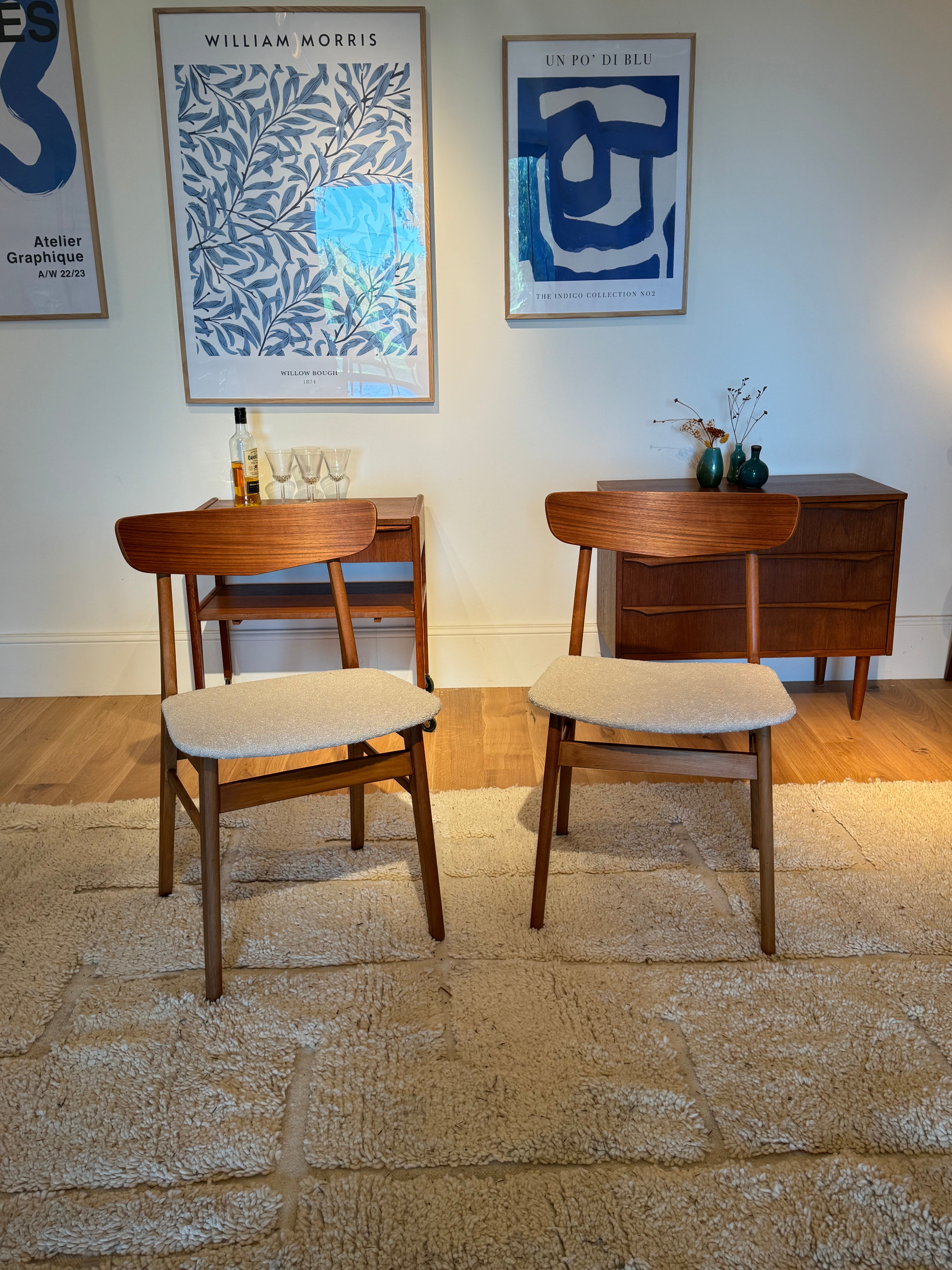 2 chaises scandinaves vintage « Greta » en hêtre teinté et teck bouclette beige