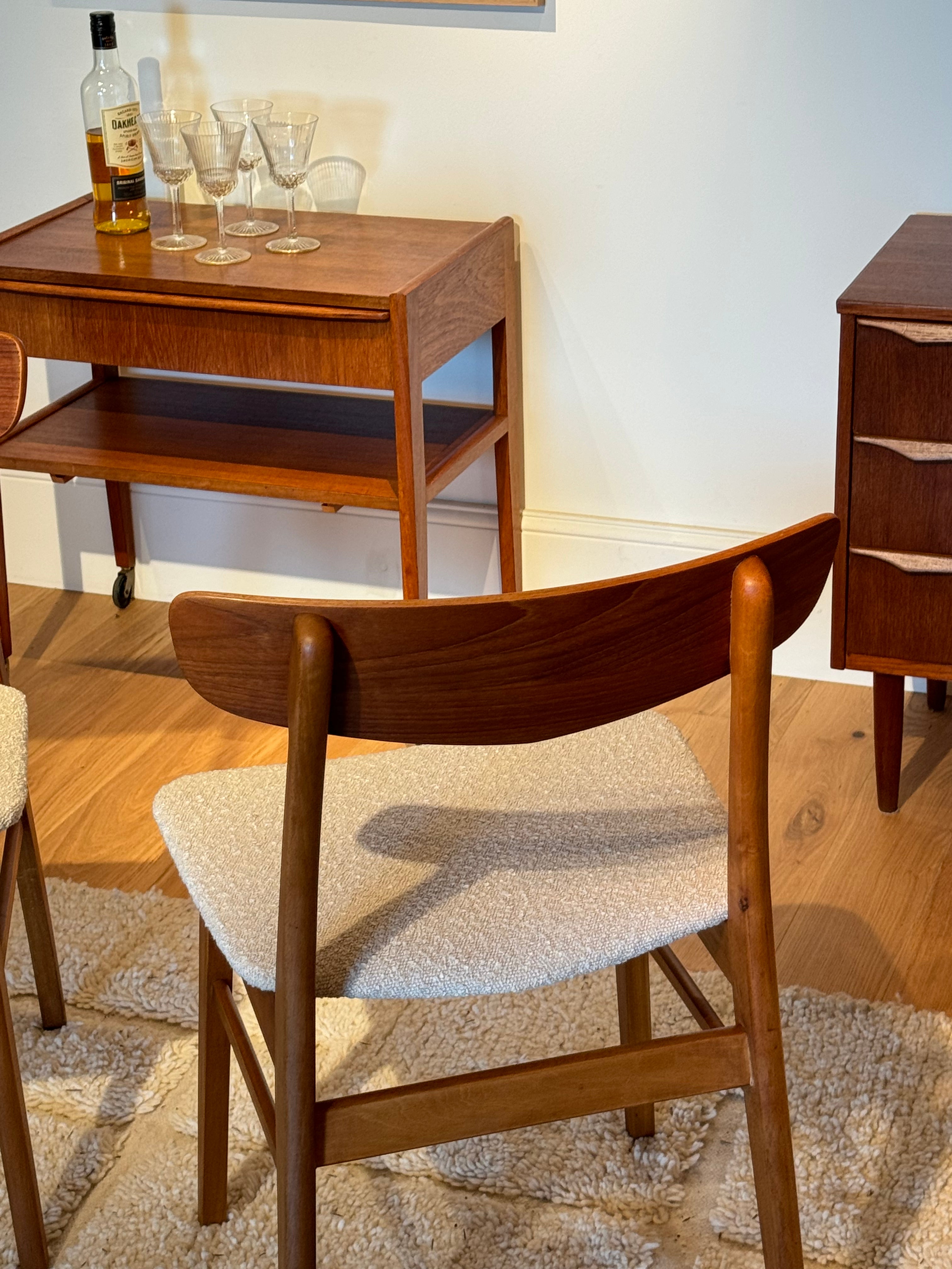 2 chaises scandinaves vintage « Greta » en hêtre teinté et teck bouclette beige