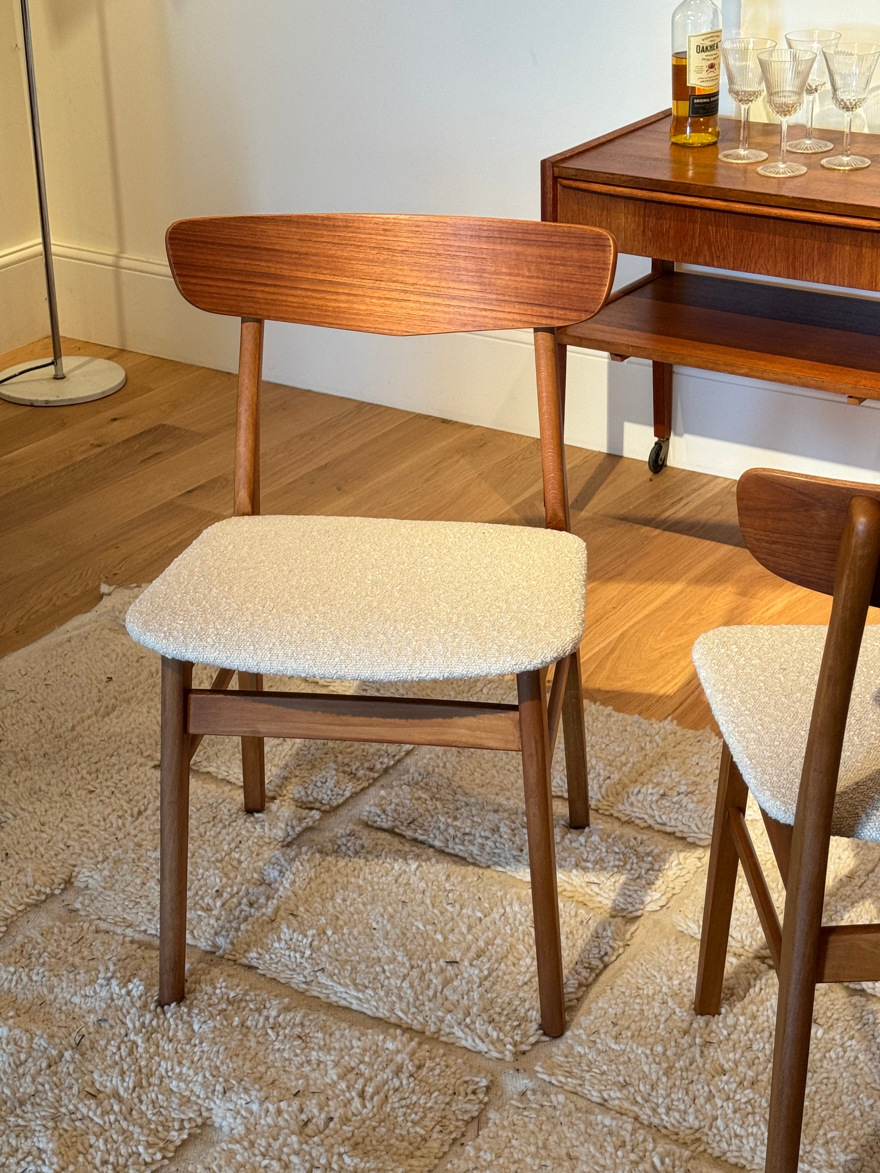 2 chaises scandinaves vintage « Greta » en hêtre teinté et teck bouclette beige