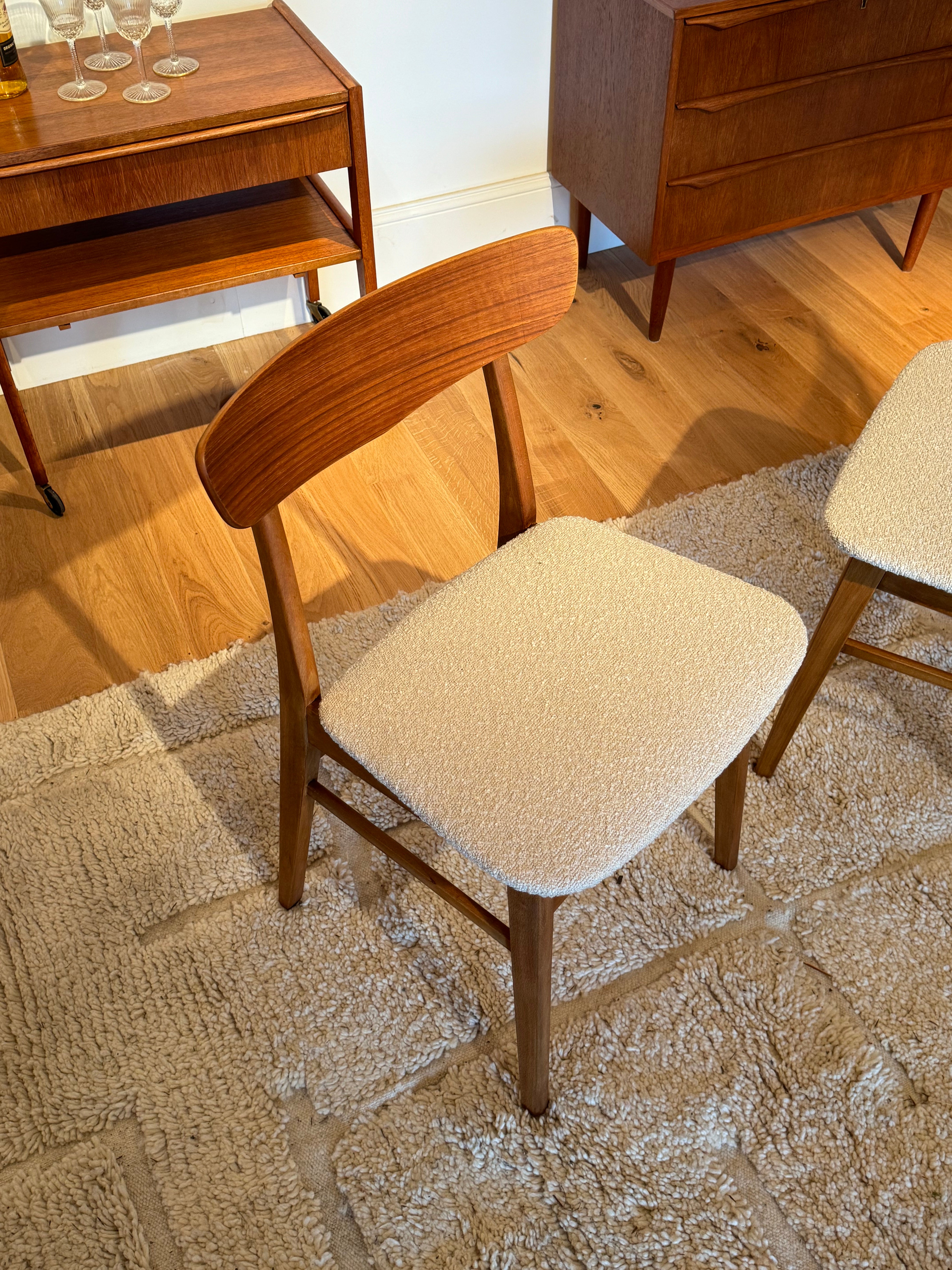 2 chaises scandinaves vintage « Greta » en hêtre teinté et teck bouclette beige