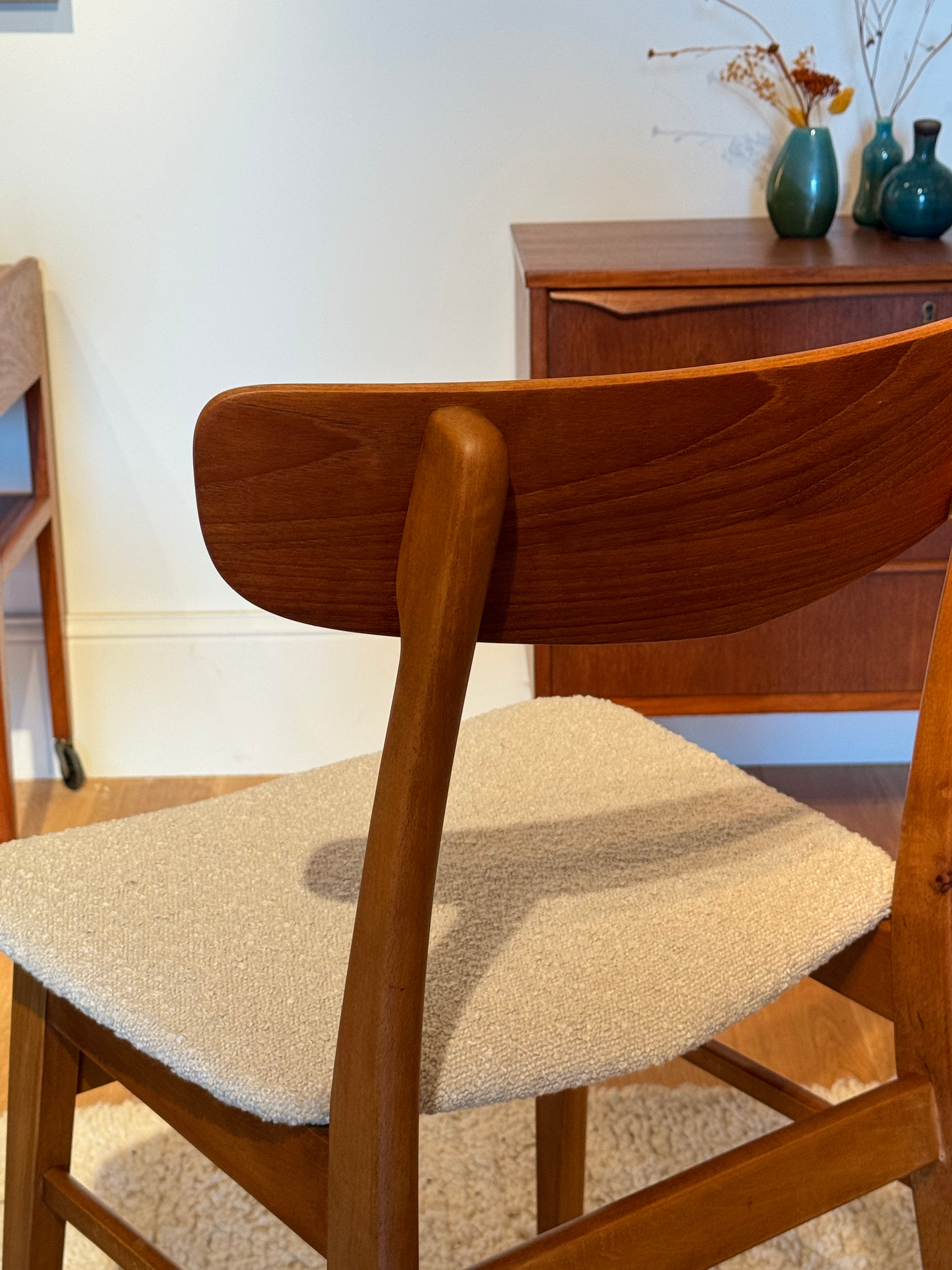2 chaises scandinaves vintage « Greta » en hêtre teinté et teck bouclette beige