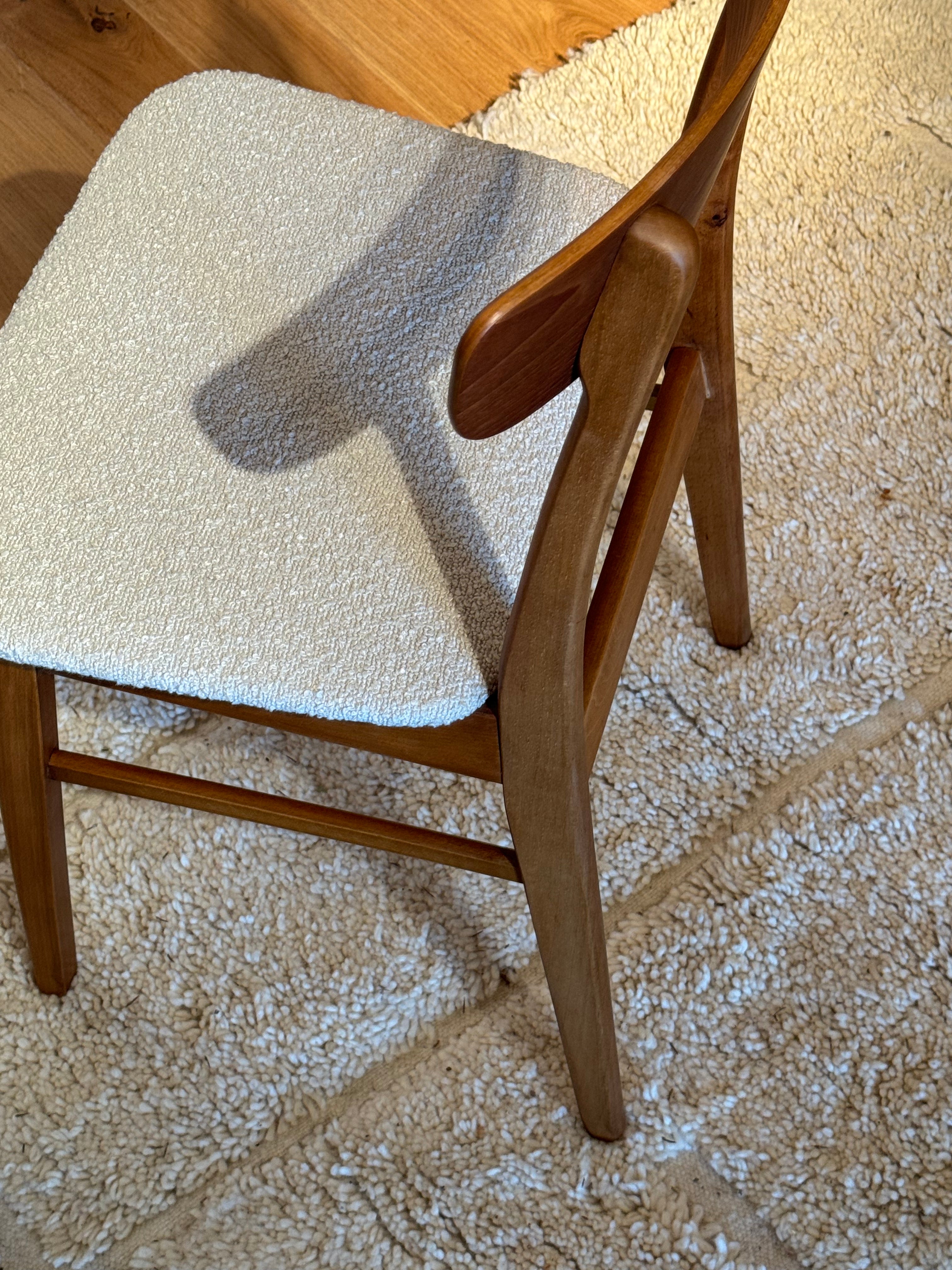 2 chaises scandinaves vintage « Greta » en hêtre teinté et teck bouclette beige