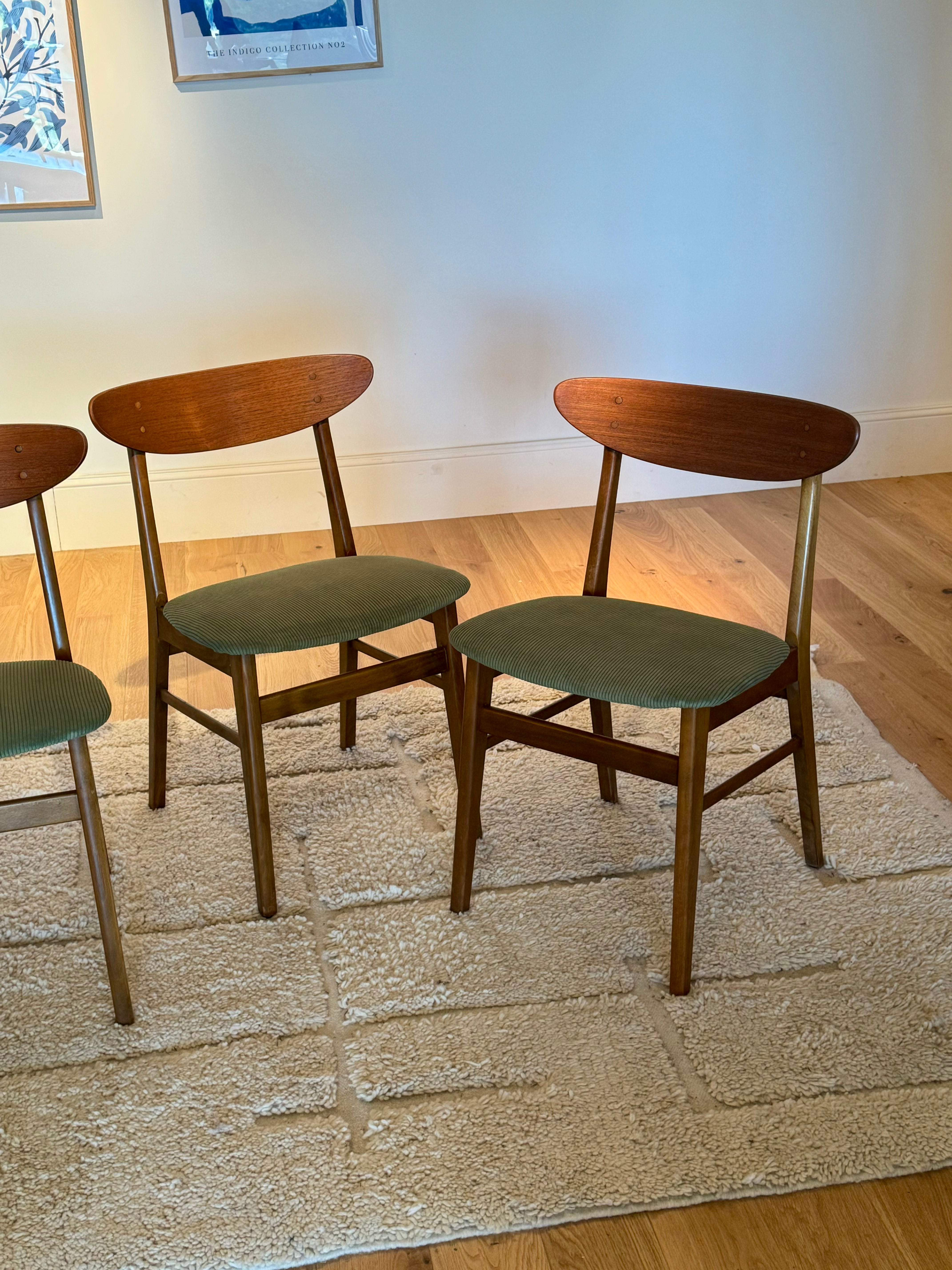 Suite de 4 Chaises scandinaves vintage Farstrup 210 "Alma" en velours vert