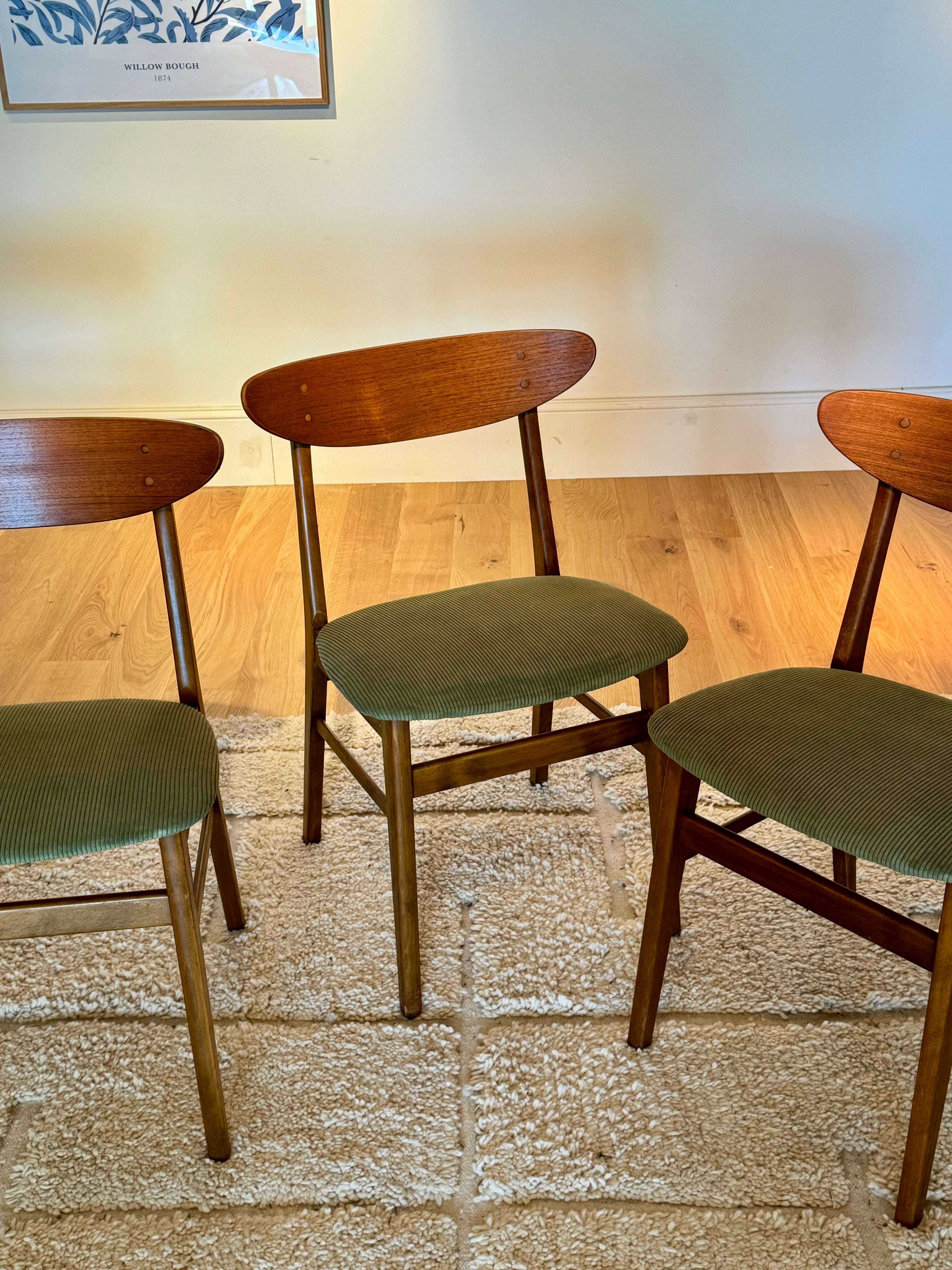Suite de 4 Chaises scandinaves vintage Farstrup 210 "Alma" en velours vert