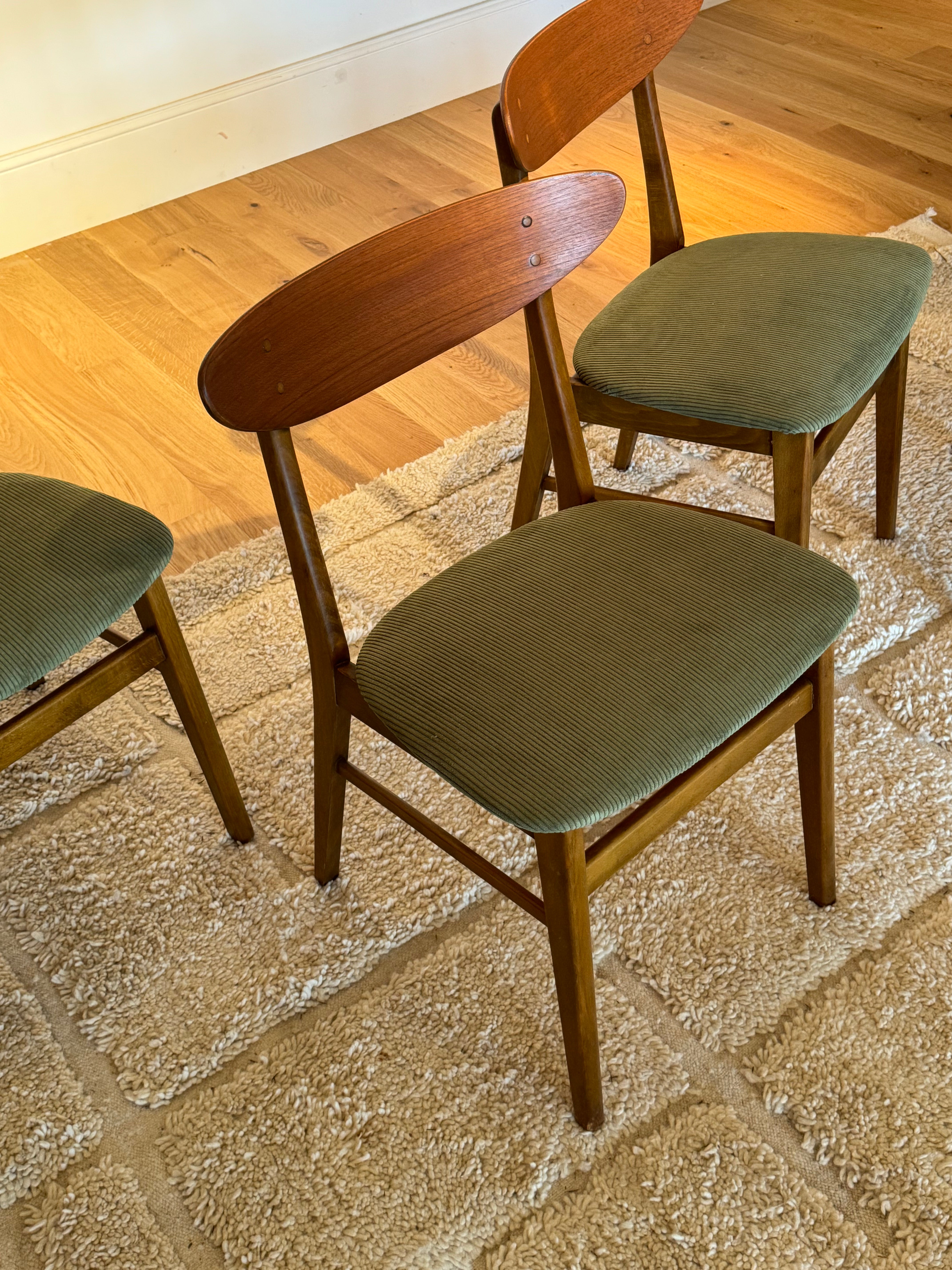 Suite de 4 Chaises scandinaves vintage Farstrup 210 "Alma" en velours vert