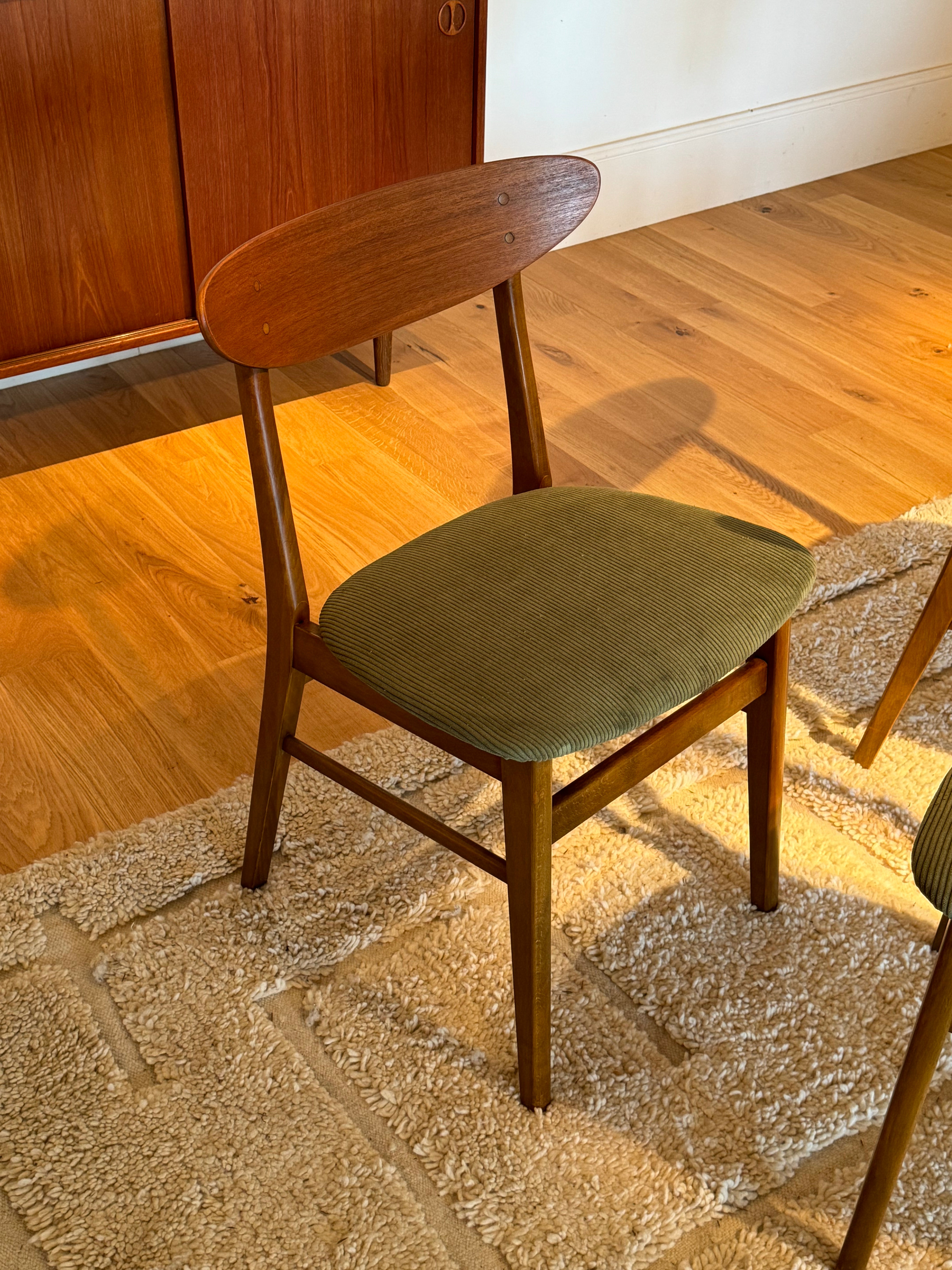 Suite de 4 Chaises scandinaves vintage Farstrup 210 "Alma" en velours vert