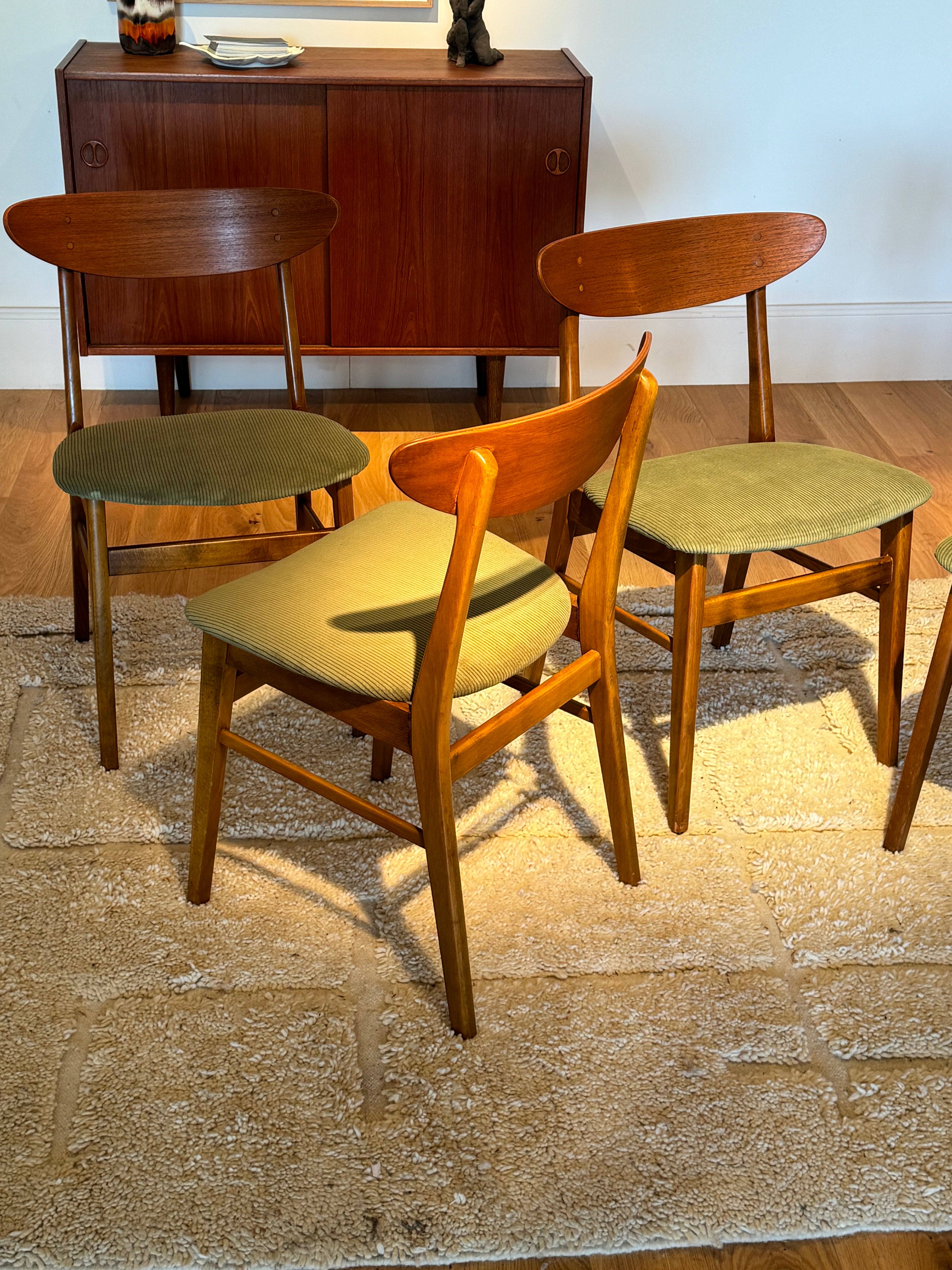Suite de 4 Chaises scandinaves vintage Farstrup 210 "Alma" en velours vert