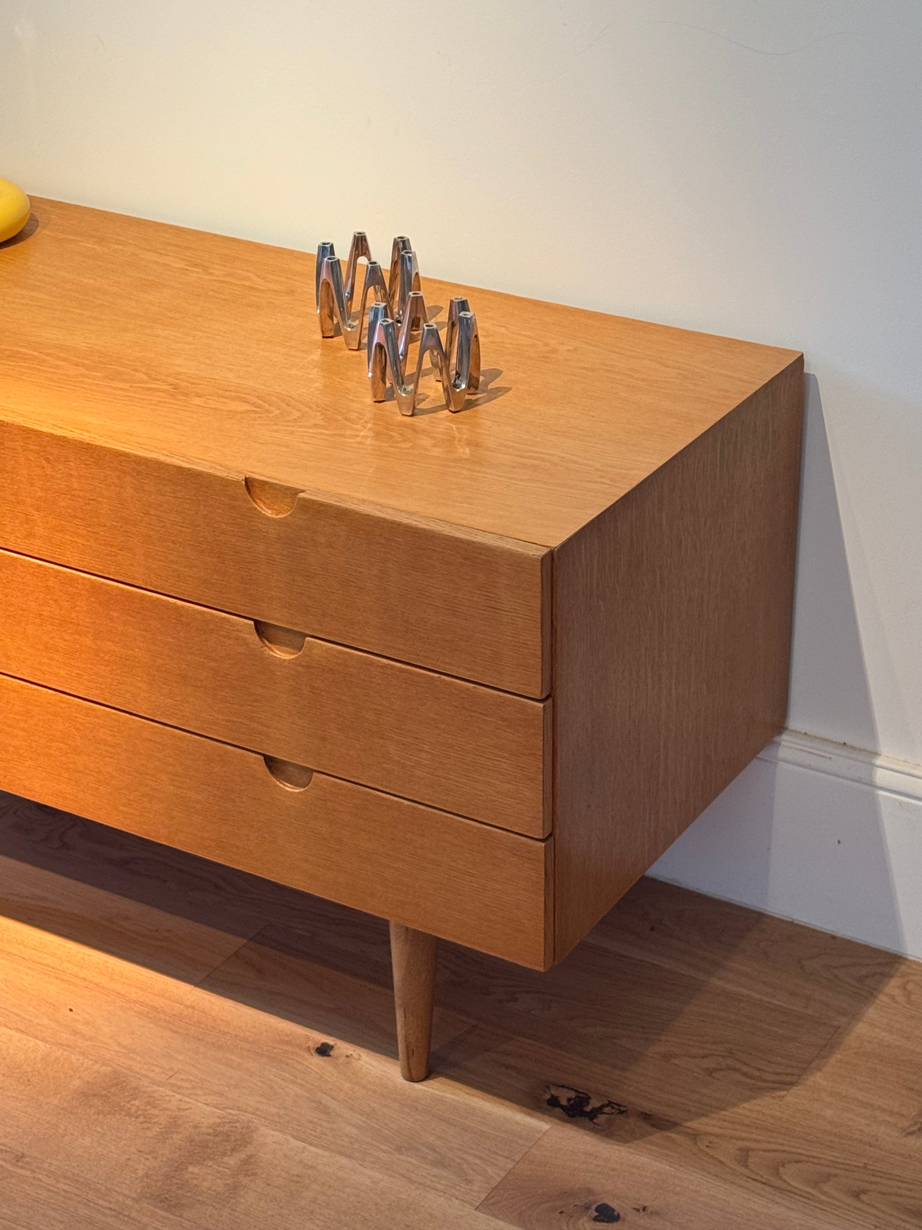 Commode scandinave vintage en chêne doré "Ebba"